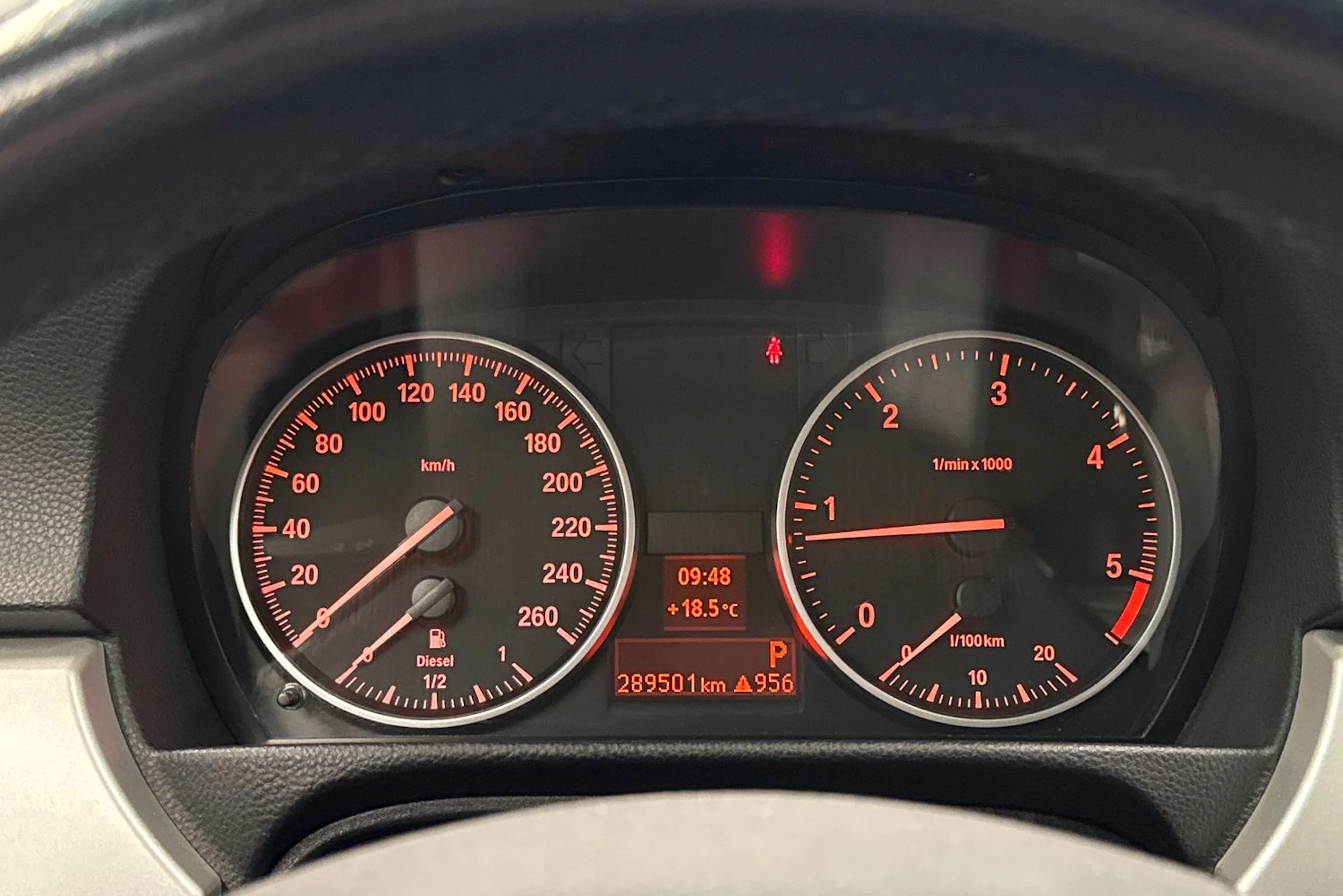 musta BMW 318 2011 kuva 15.