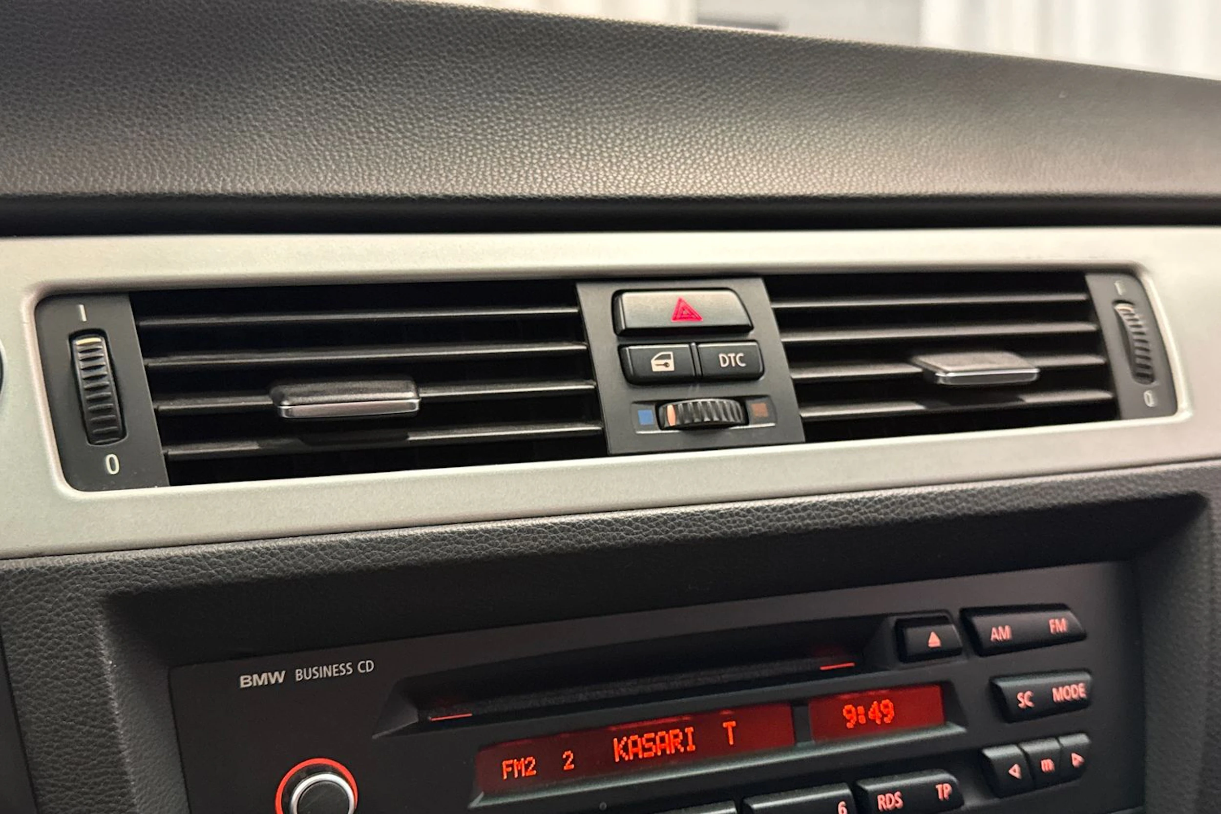 musta BMW 318 2011 kuva 16.