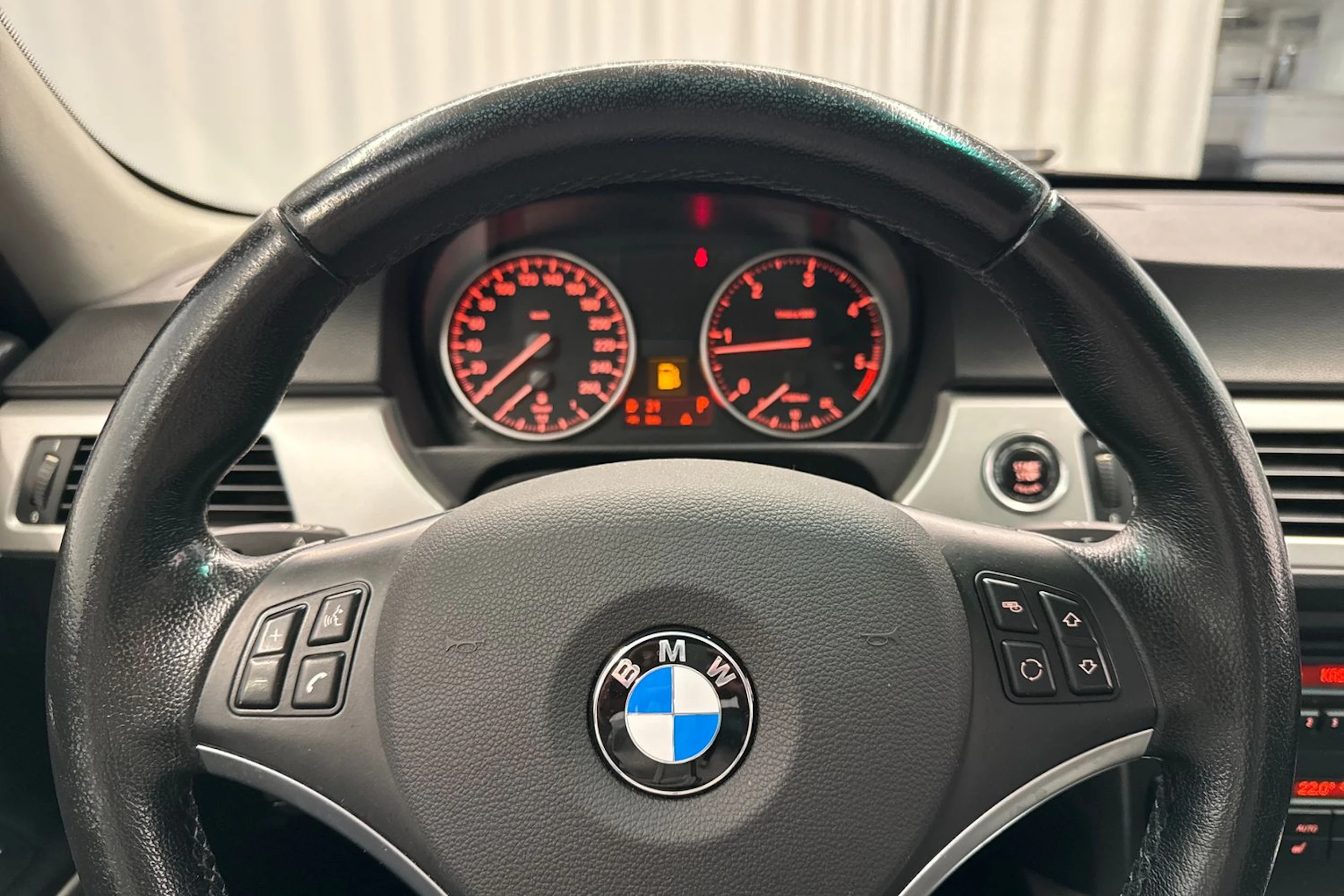 musta BMW 318 2011 kuva 21.