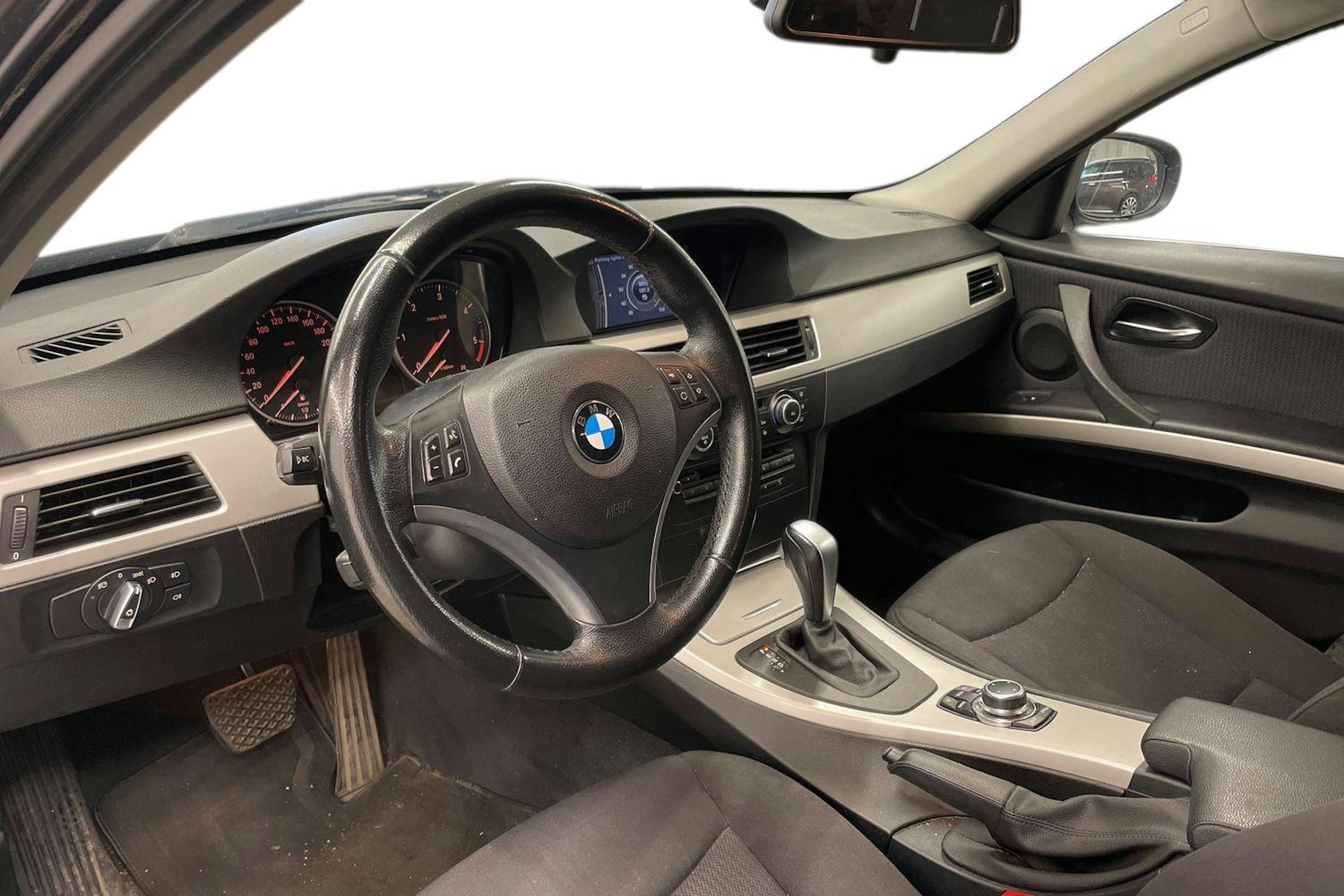 musta BMW 318 2011 kuva 7.