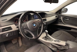 musta BMW 318 2011 kuva 7.
