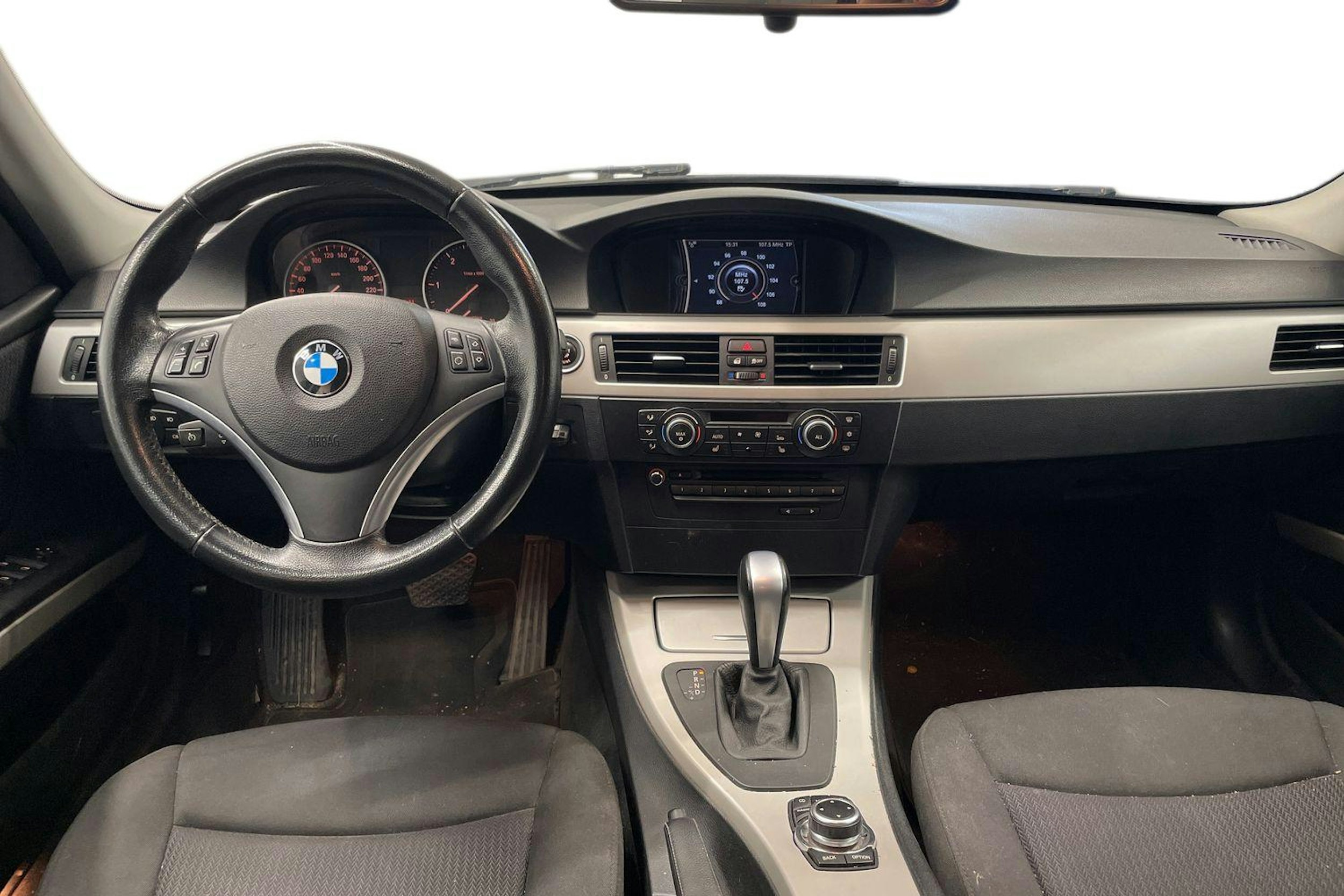 musta BMW 318 2011 kuva 9.