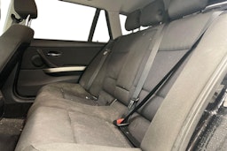 musta BMW 318 2011 kuva 10.