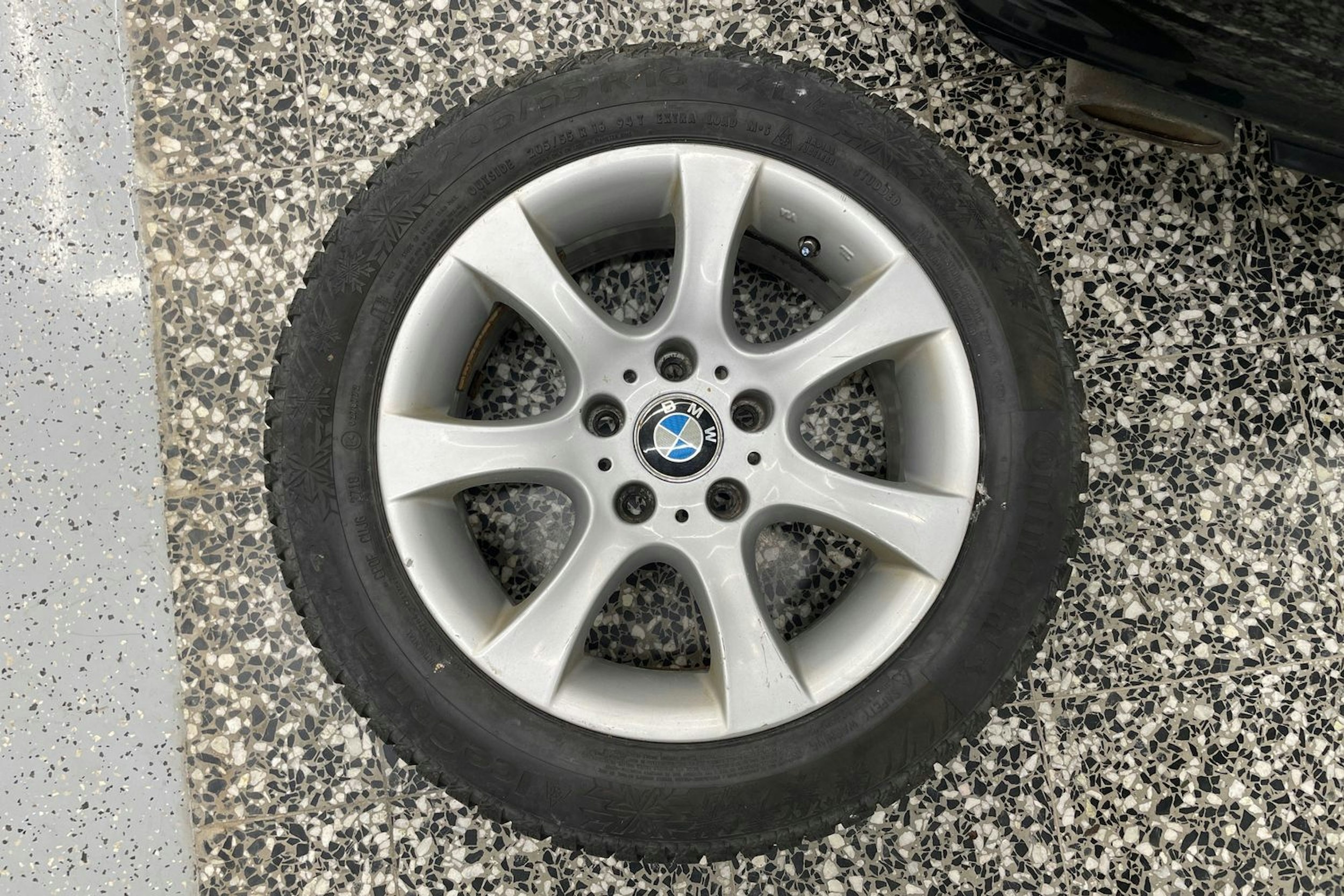 musta BMW 318 2011 kuva 13.