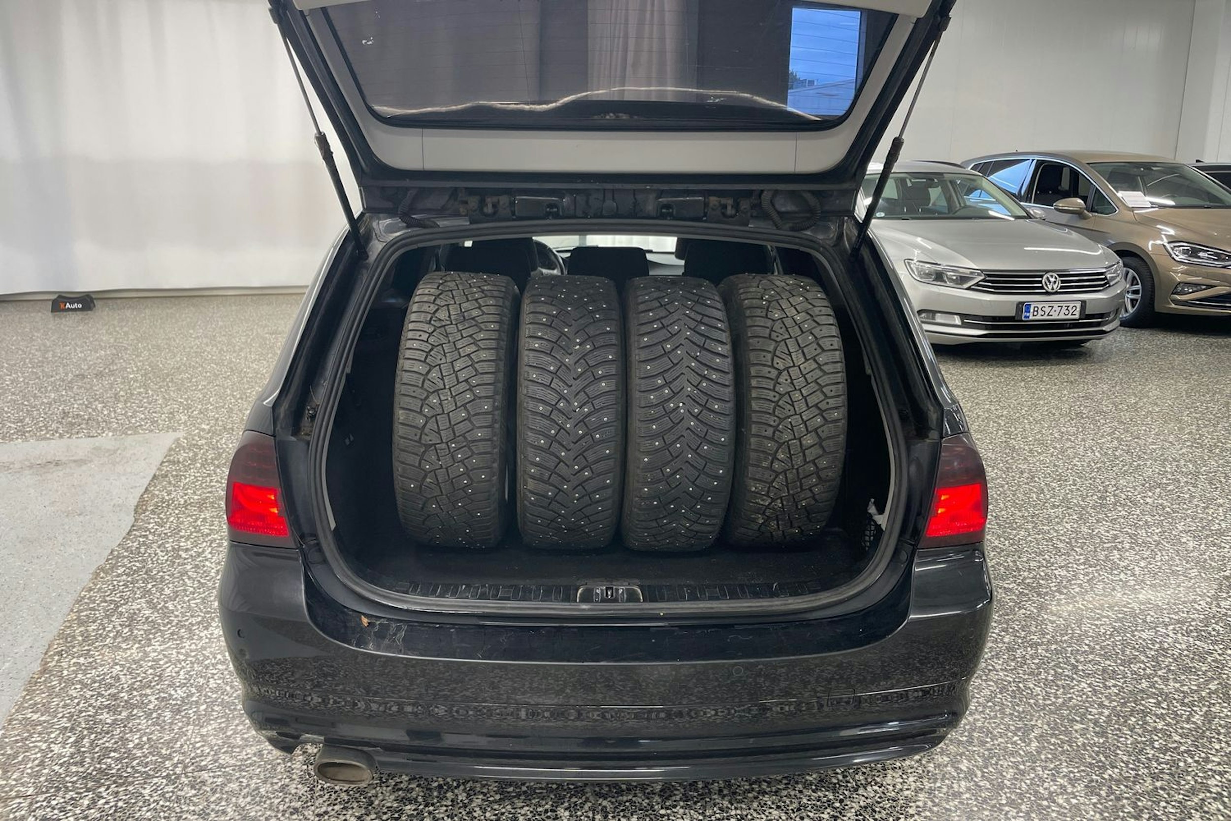 musta BMW 318 2011 kuva 14.