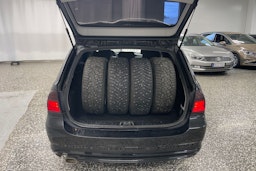 musta BMW 318 2011 kuva 14.