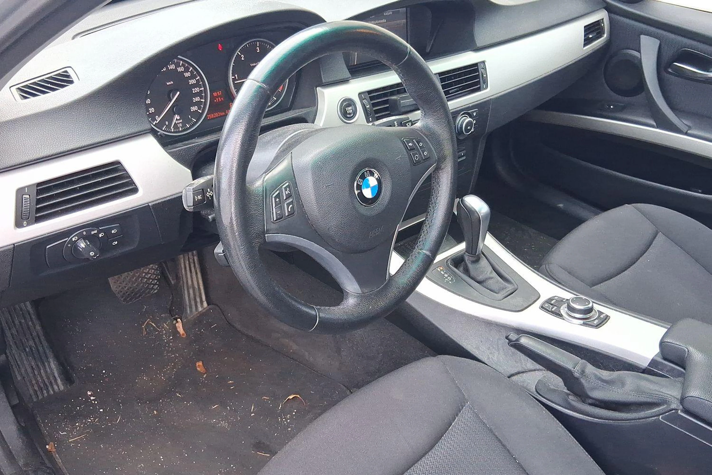 met. harmaa BMW 318 2011 kuva 3.