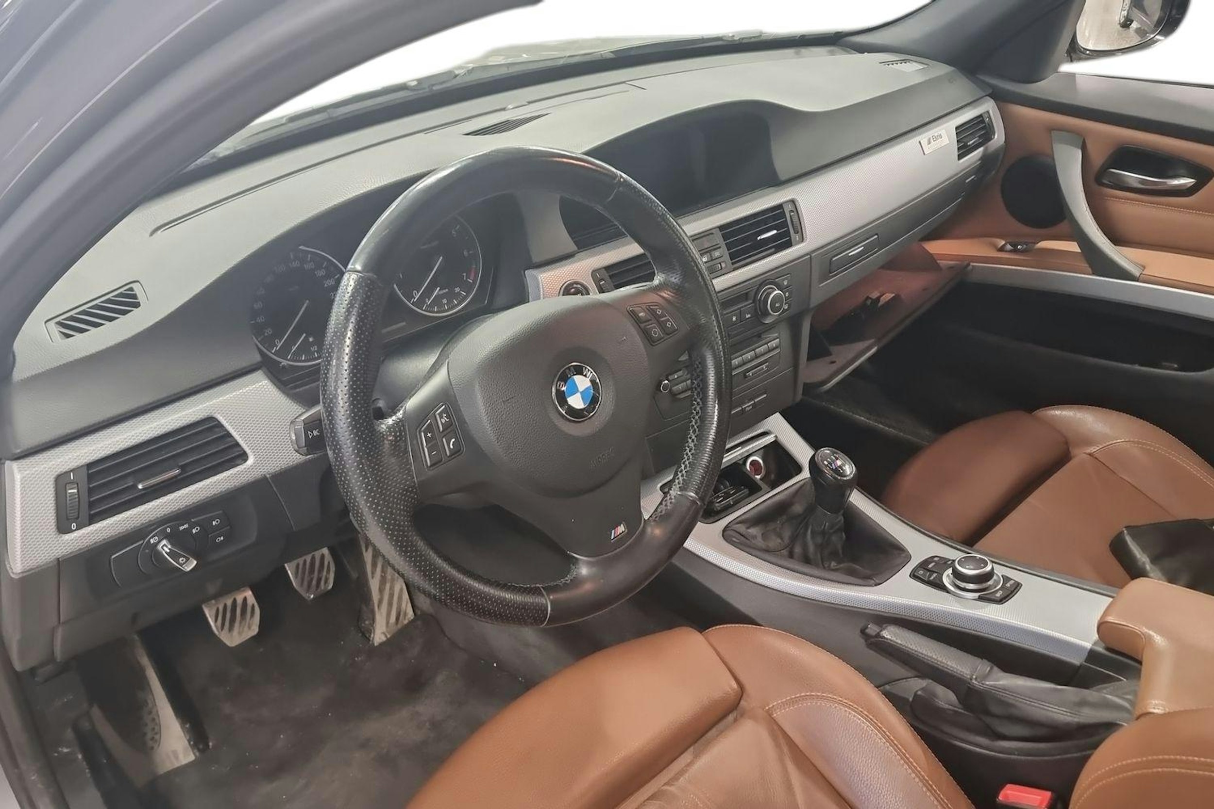 harmaa BMW 318 2012 kuva 3.