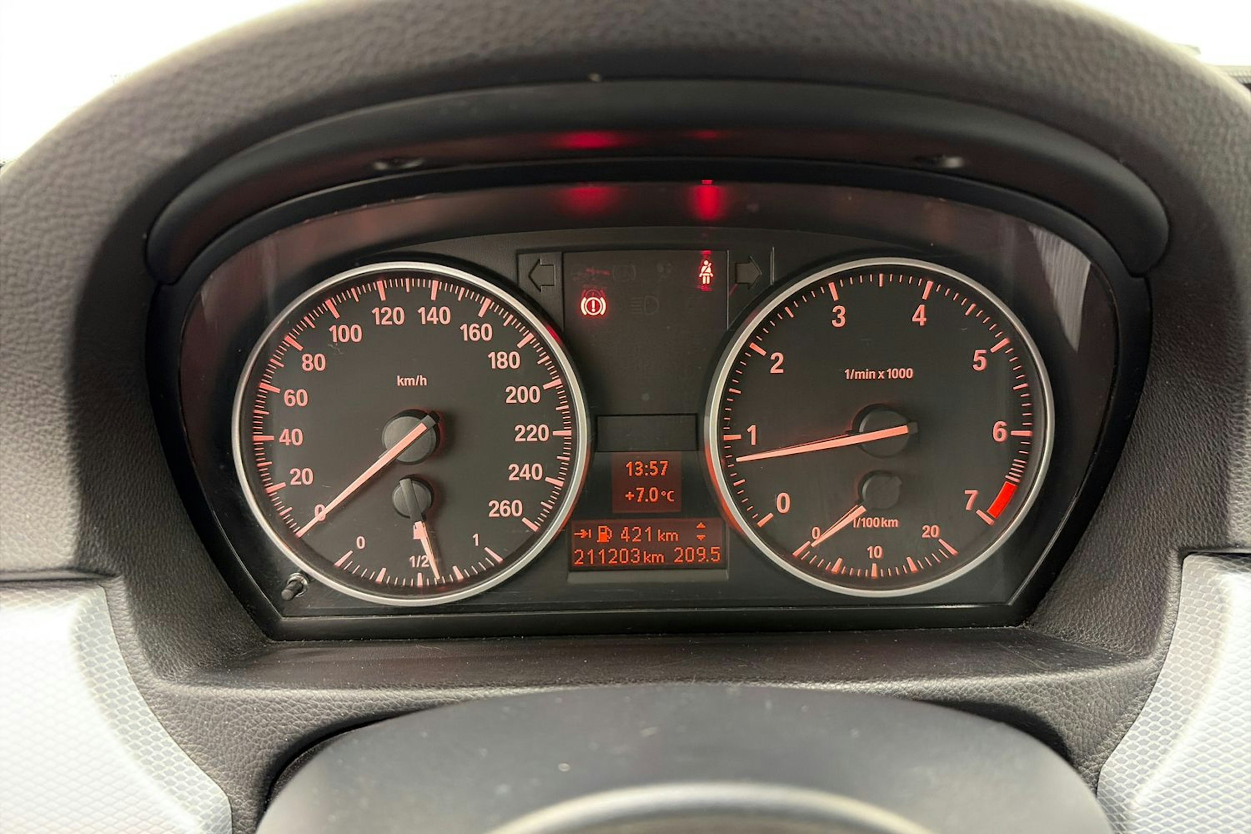 harmaa BMW 318 2012 kuva 16.