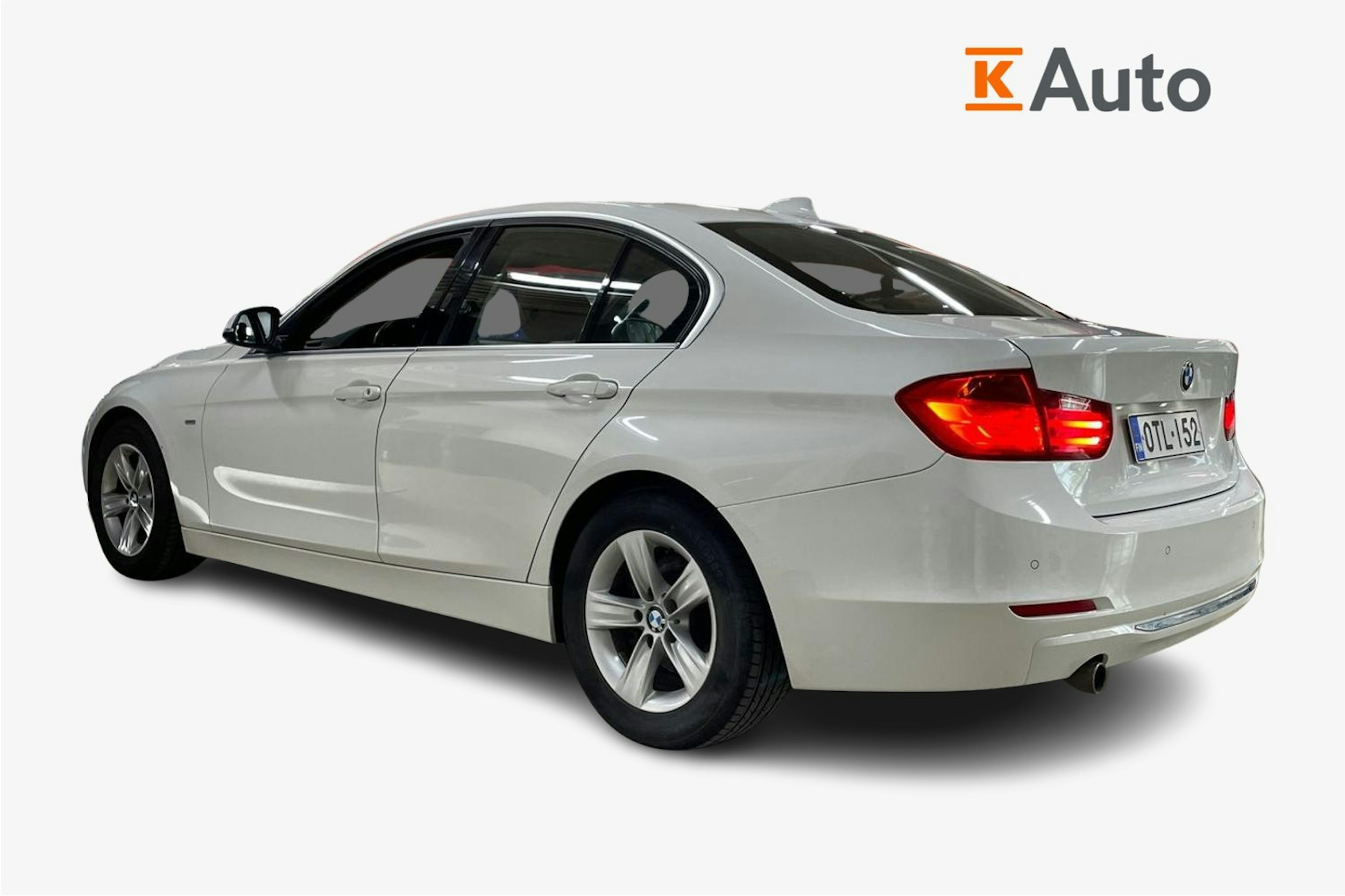 Valkoinen BMW 318 2012 kuva 2.