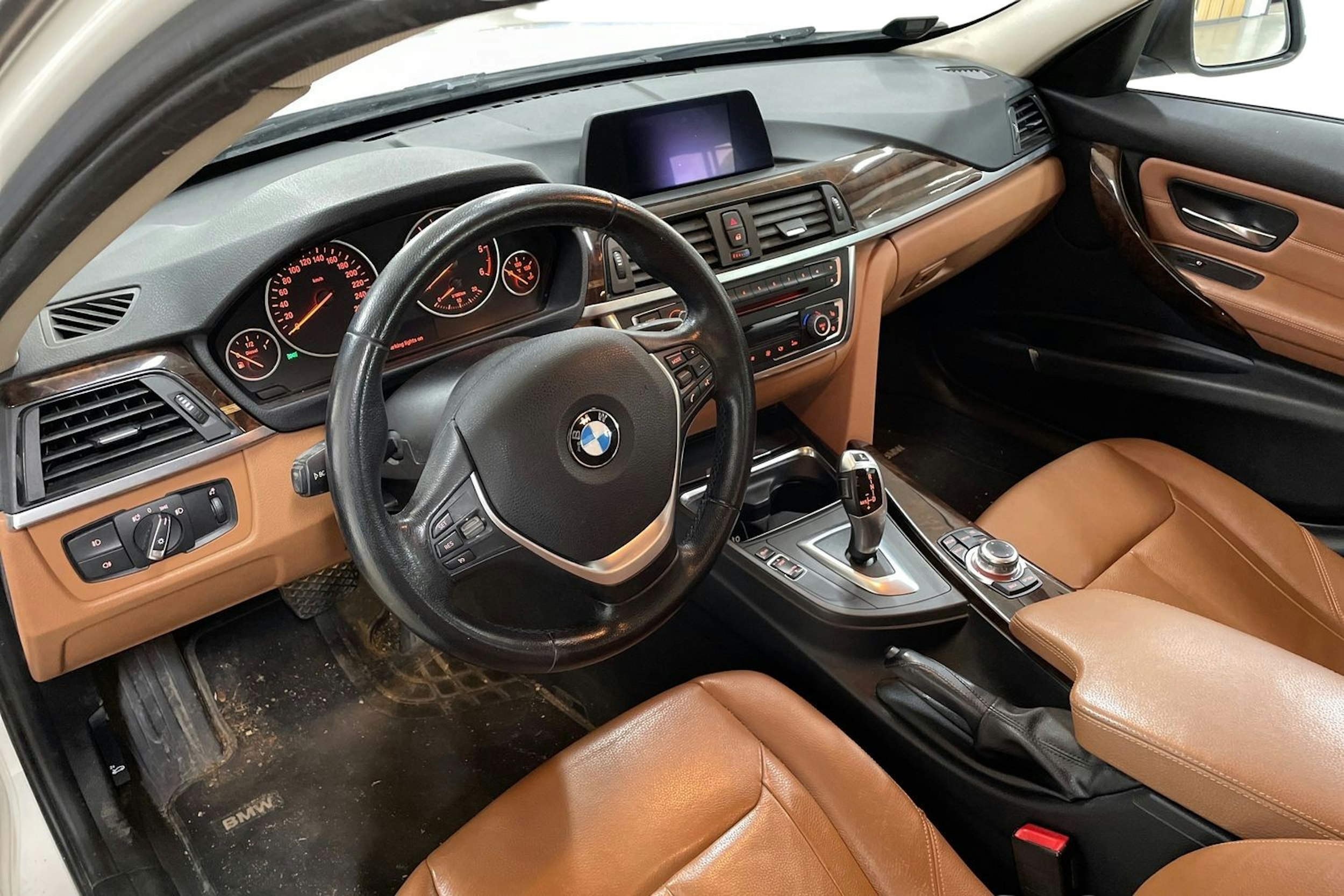 Valkoinen BMW 318 2012 kuva 3.