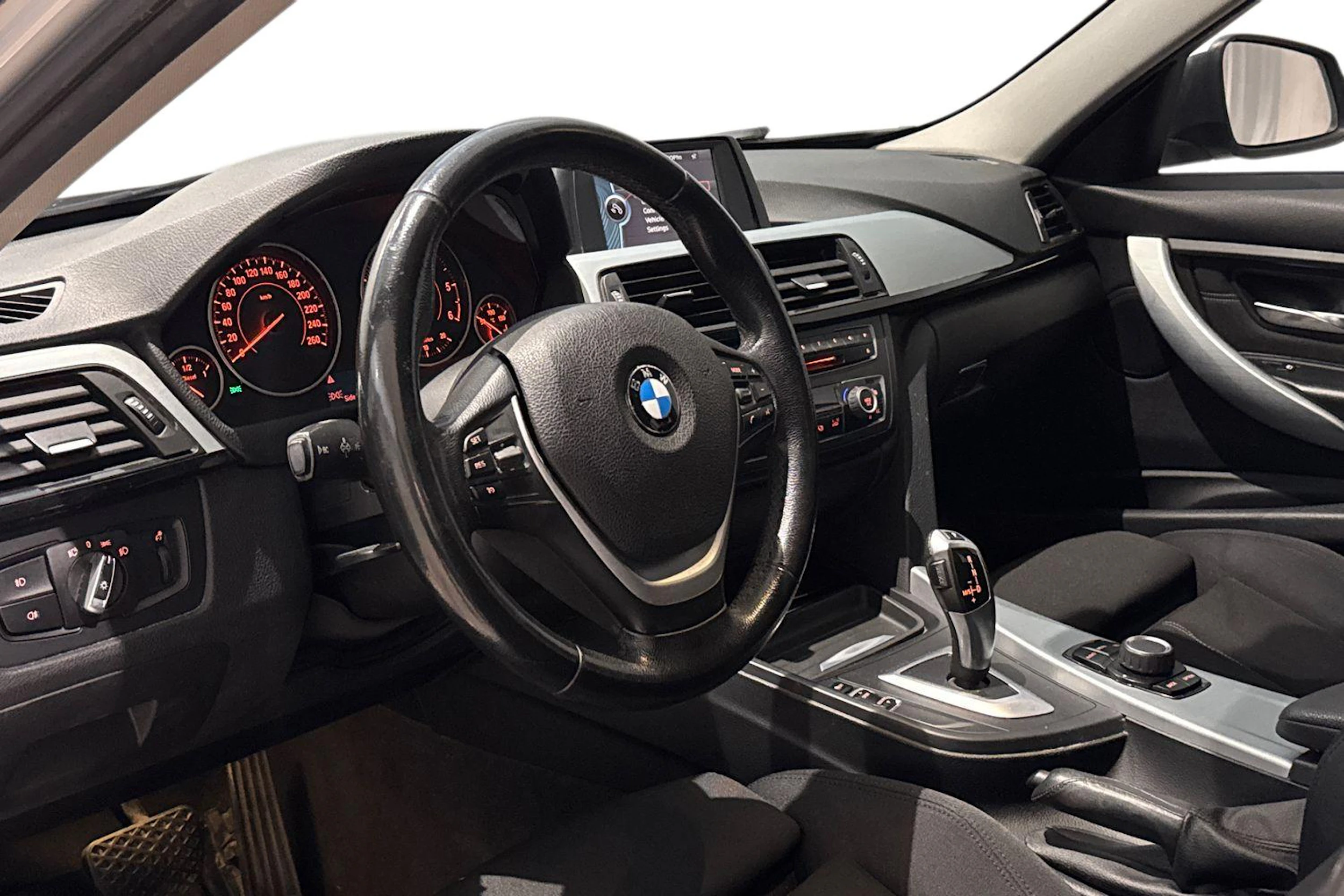 harmaa BMW 318 2013 kuva 6.