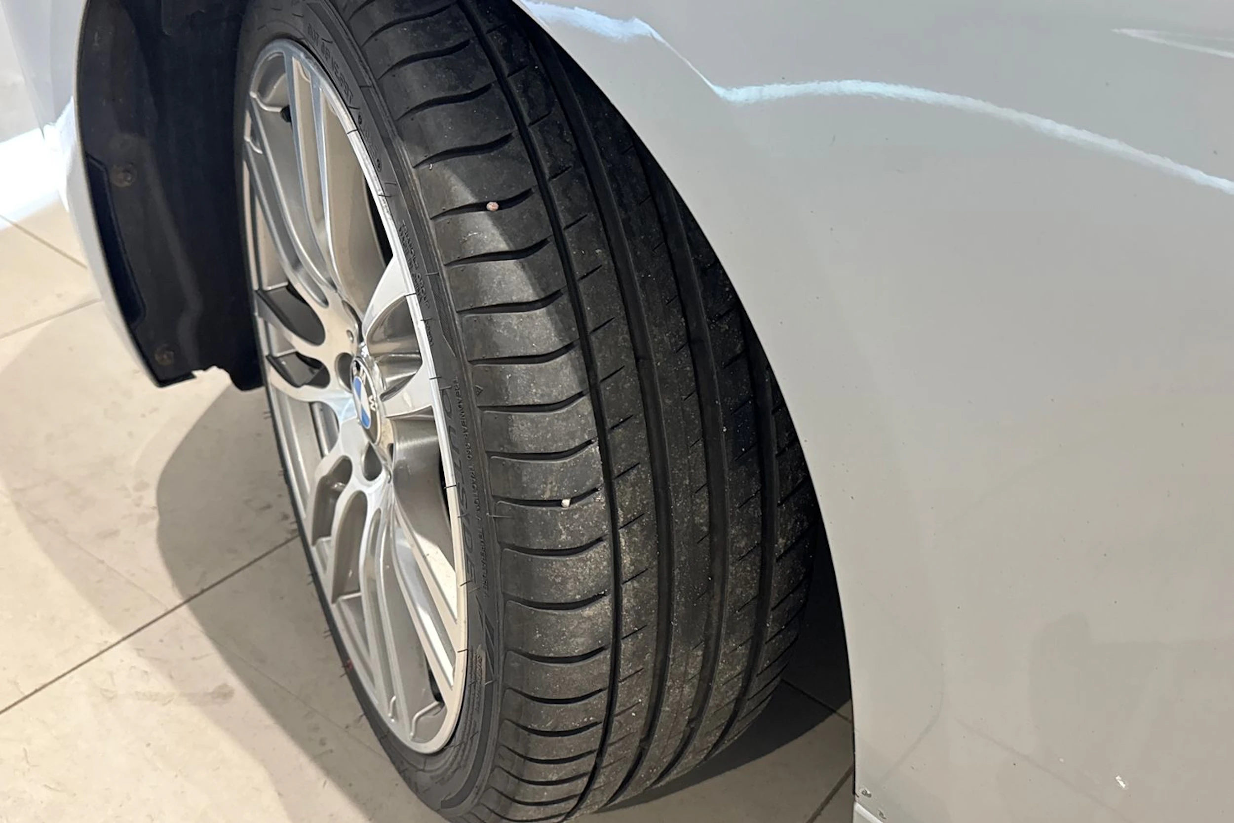 harmaa BMW 318 2013 kuva 10.