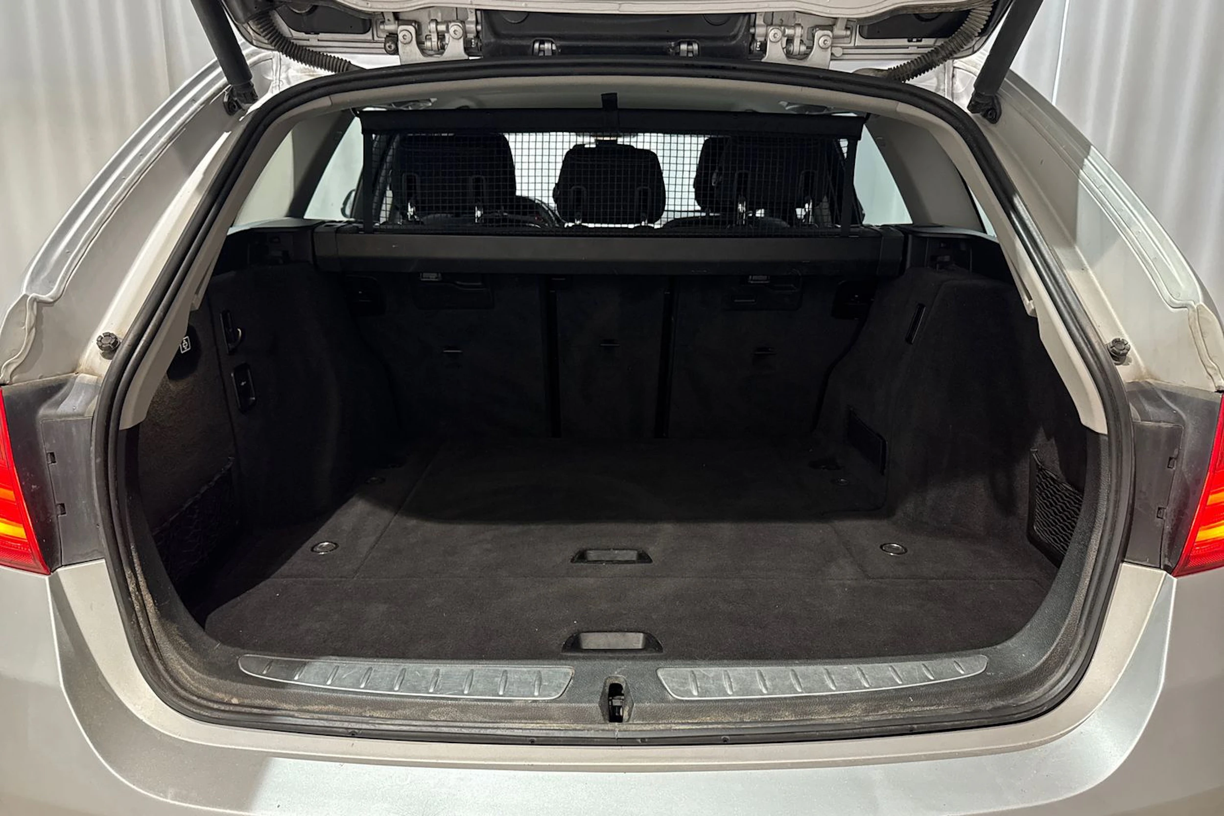harmaa BMW 318 2013 kuva 12.