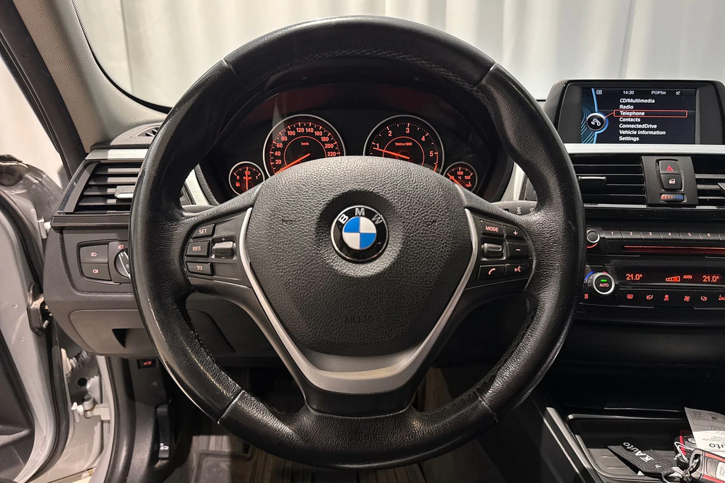 harmaa BMW 318 2013 kuva 15.