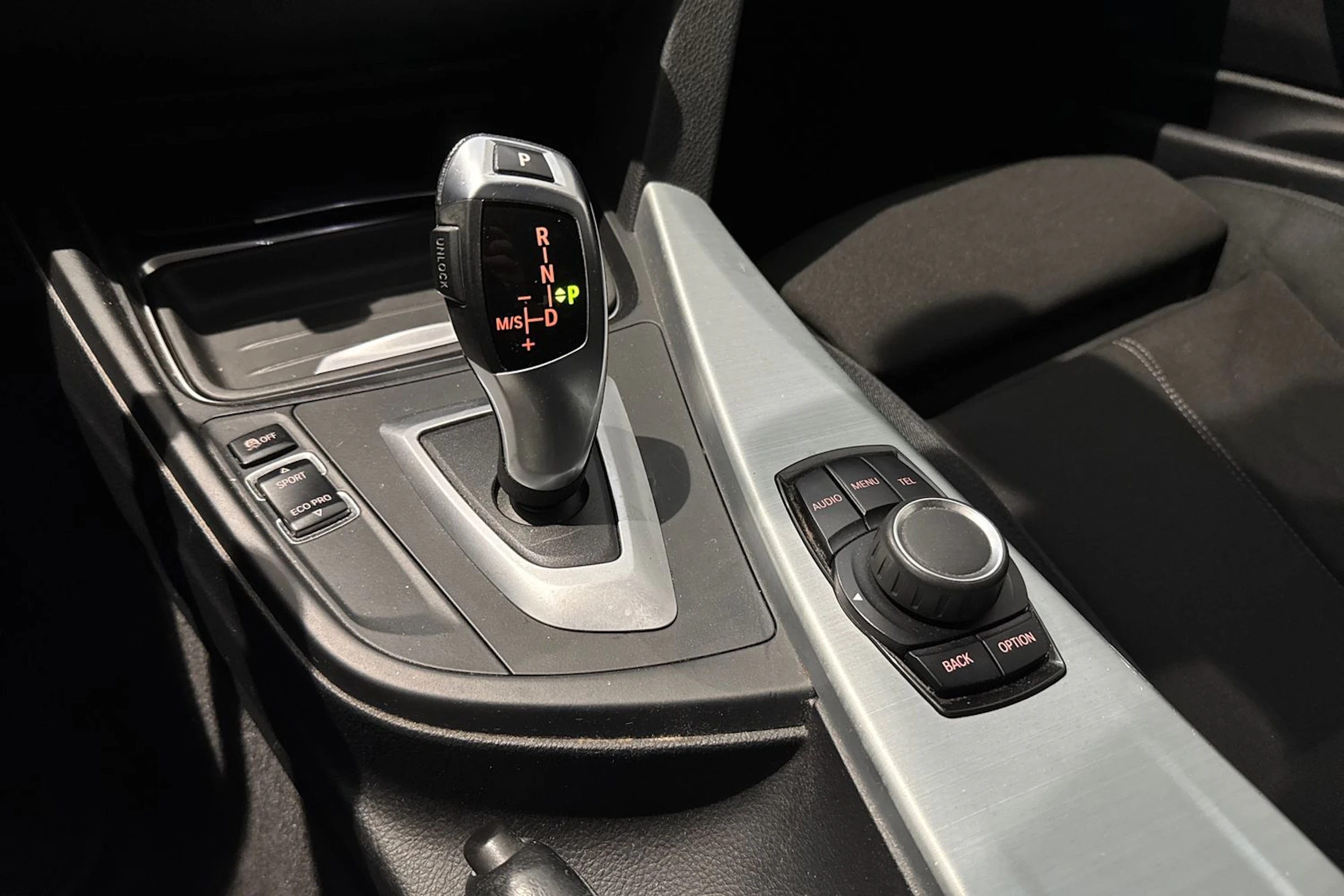 harmaa BMW 318 2013 kuva 21.