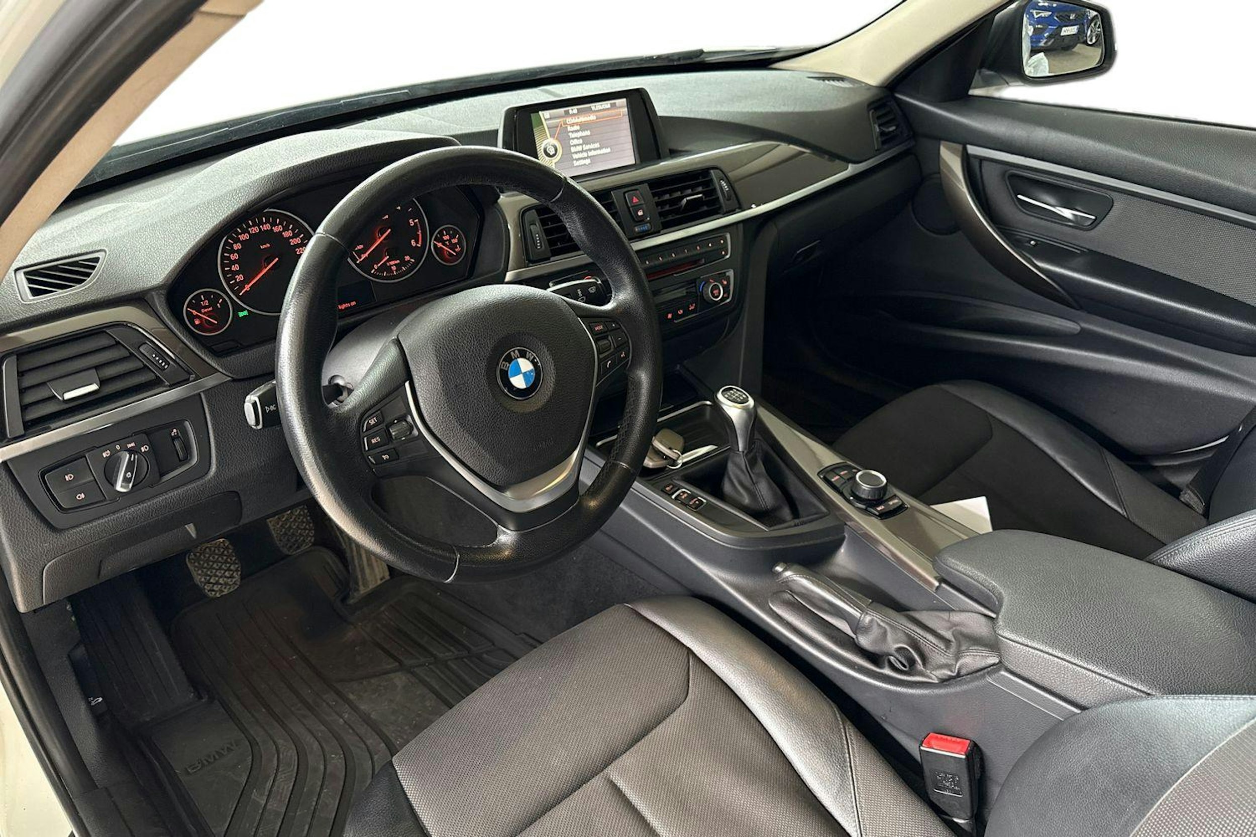 Valkoinen BMW 318 2013 kuva 7.