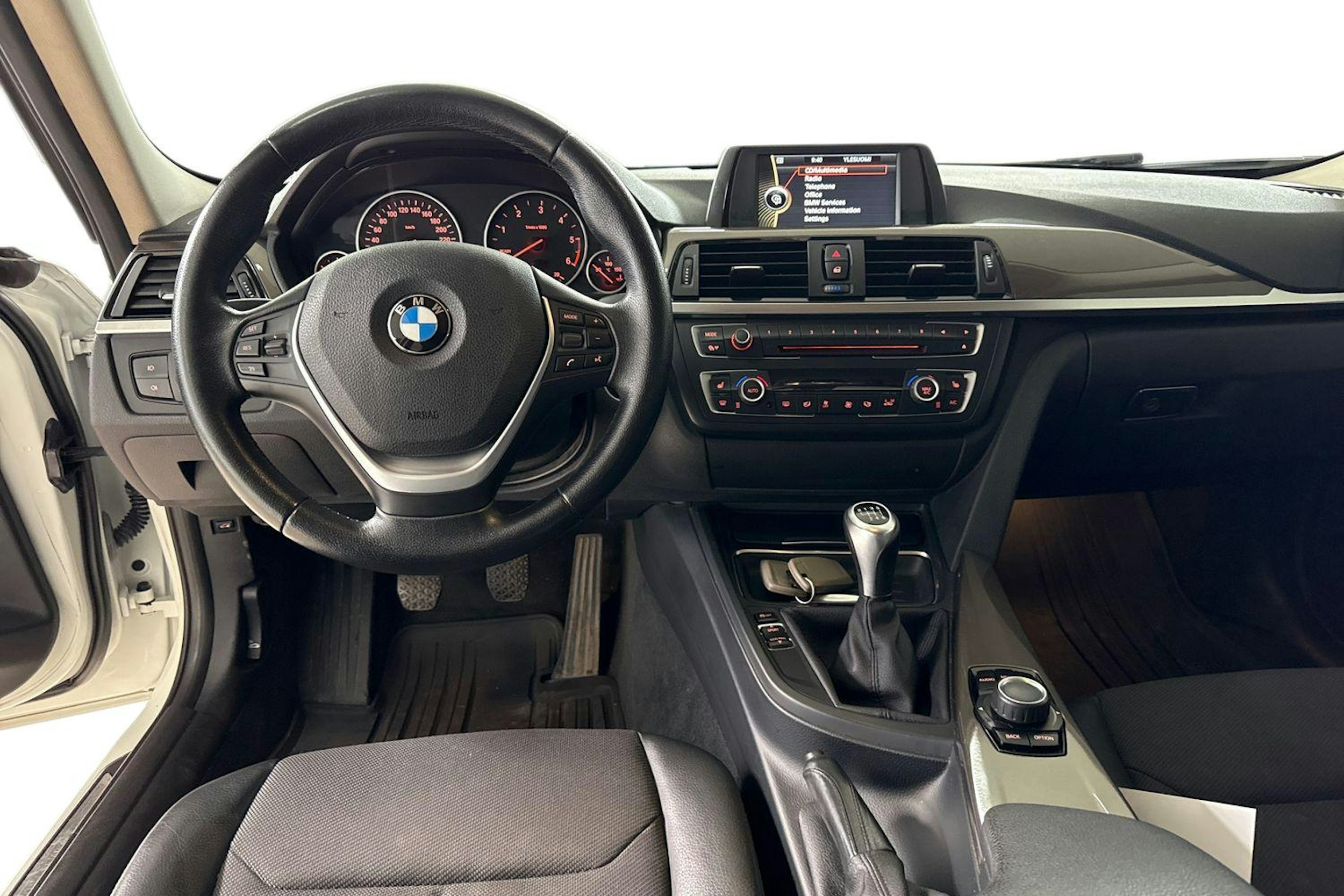 Valkoinen BMW 318 2013 kuva 9.