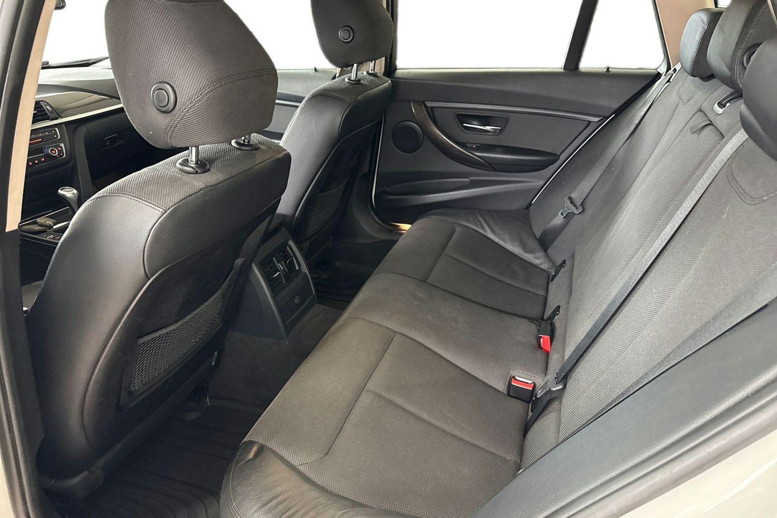 Valkoinen BMW 318 2013 kuva 10.