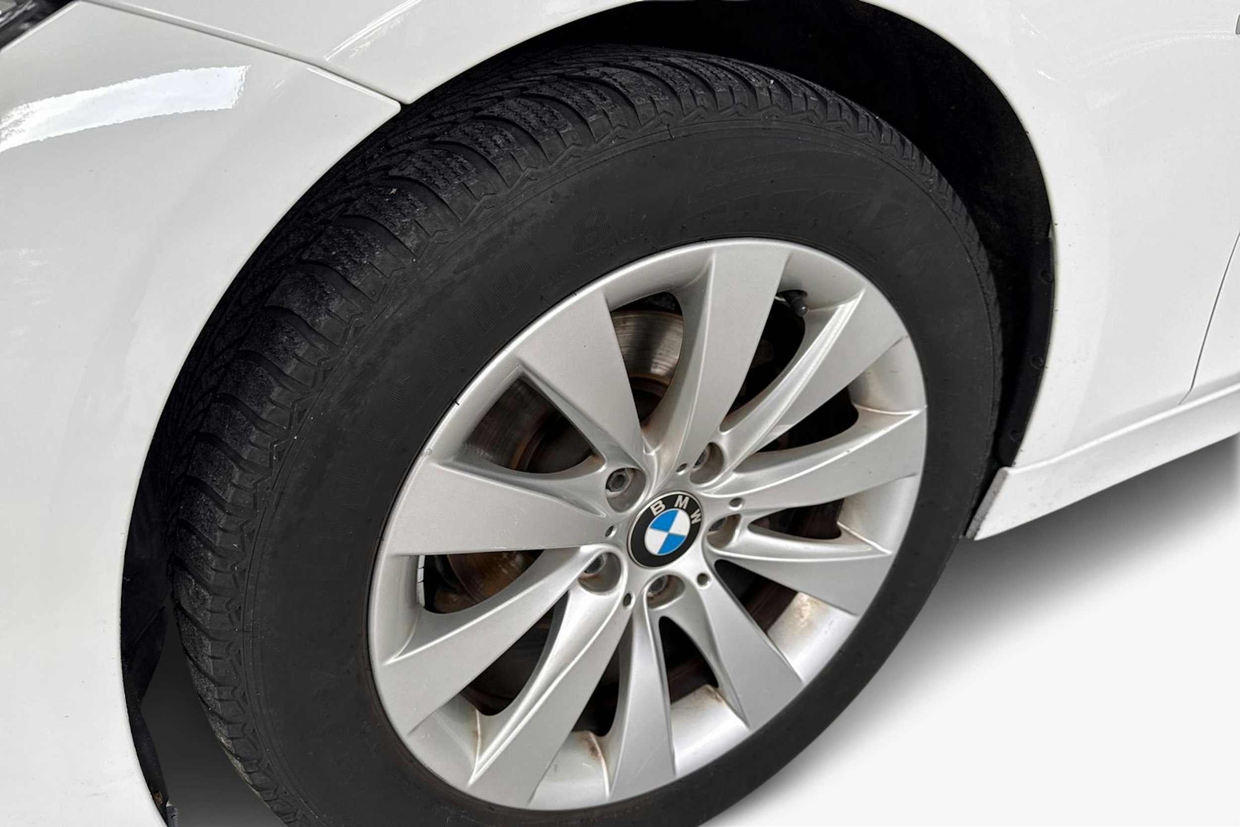Valkoinen BMW 318 2013 kuva 11.
