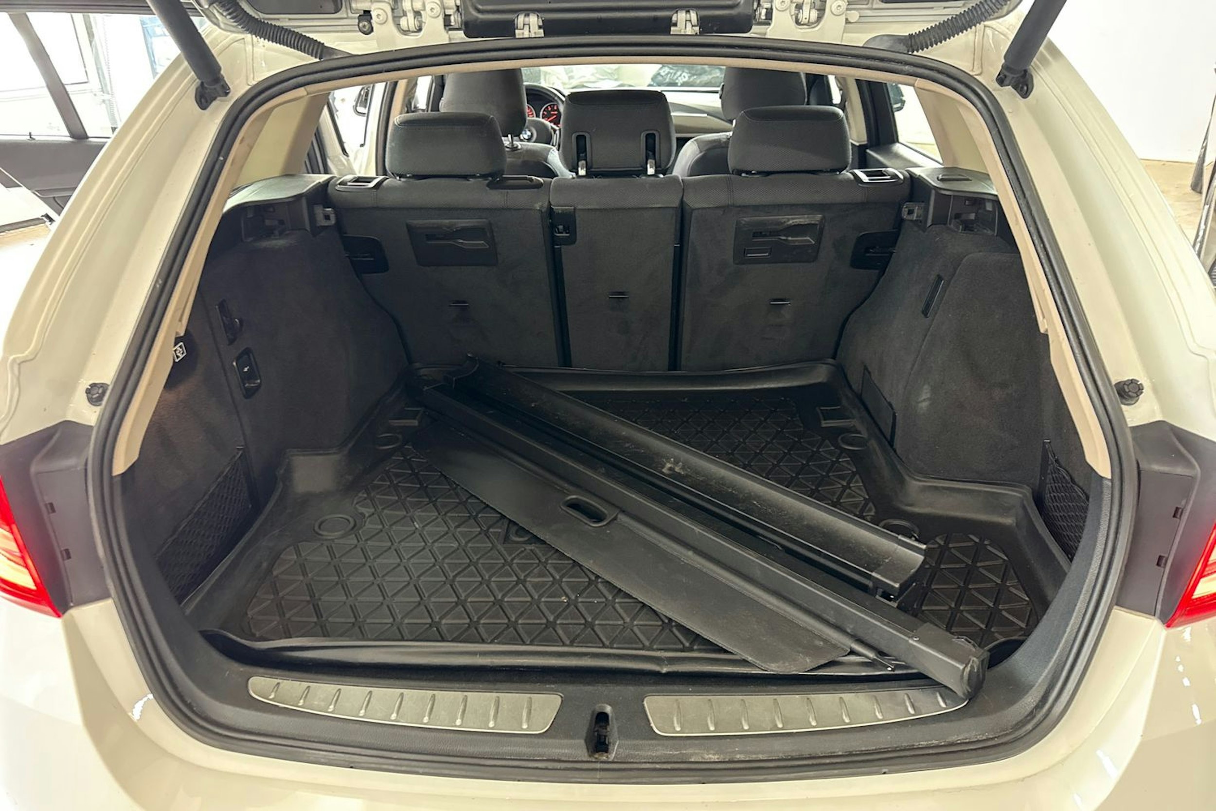 Valkoinen BMW 318 2013 kuva 14.
