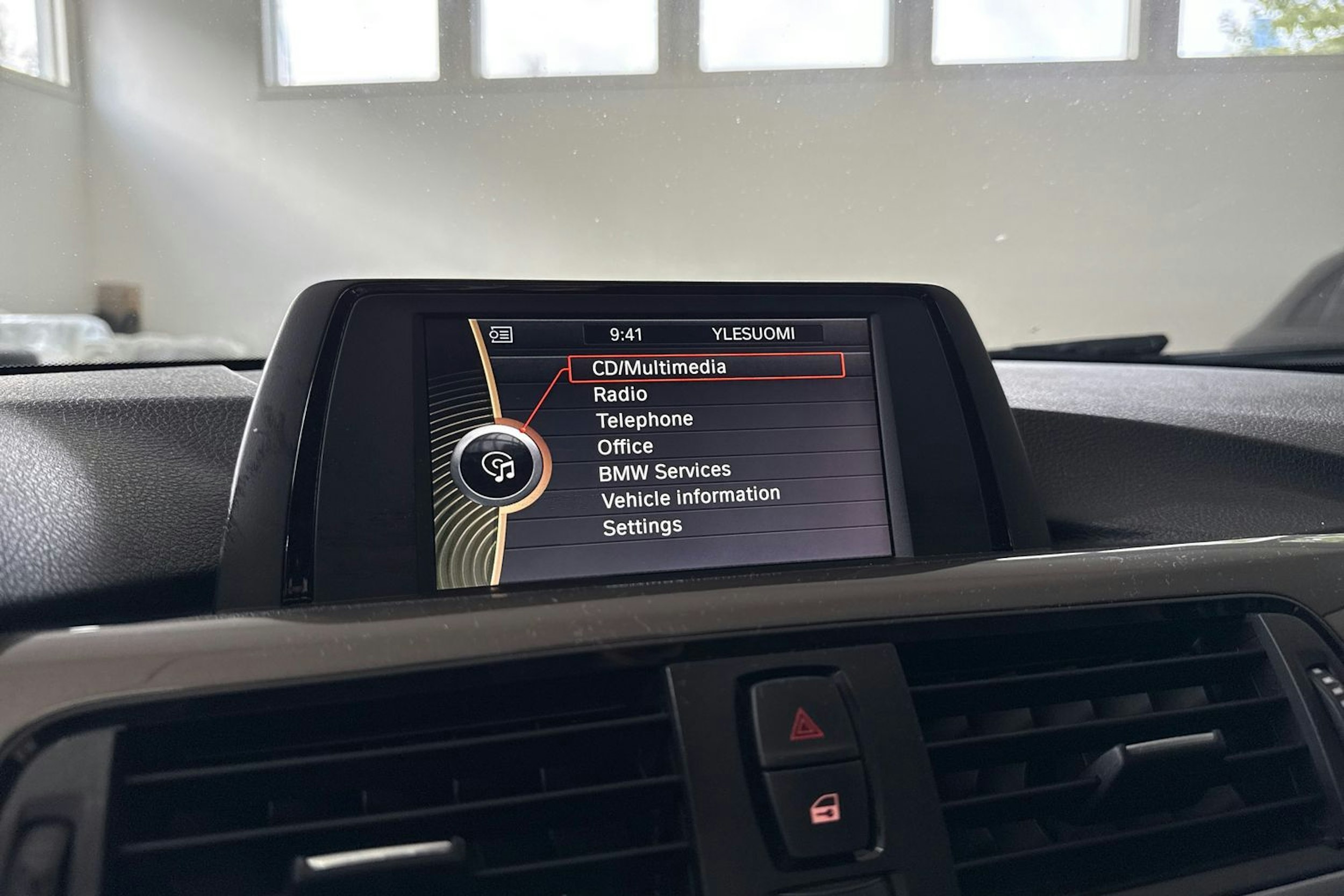 Valkoinen BMW 318 2013 kuva 19.