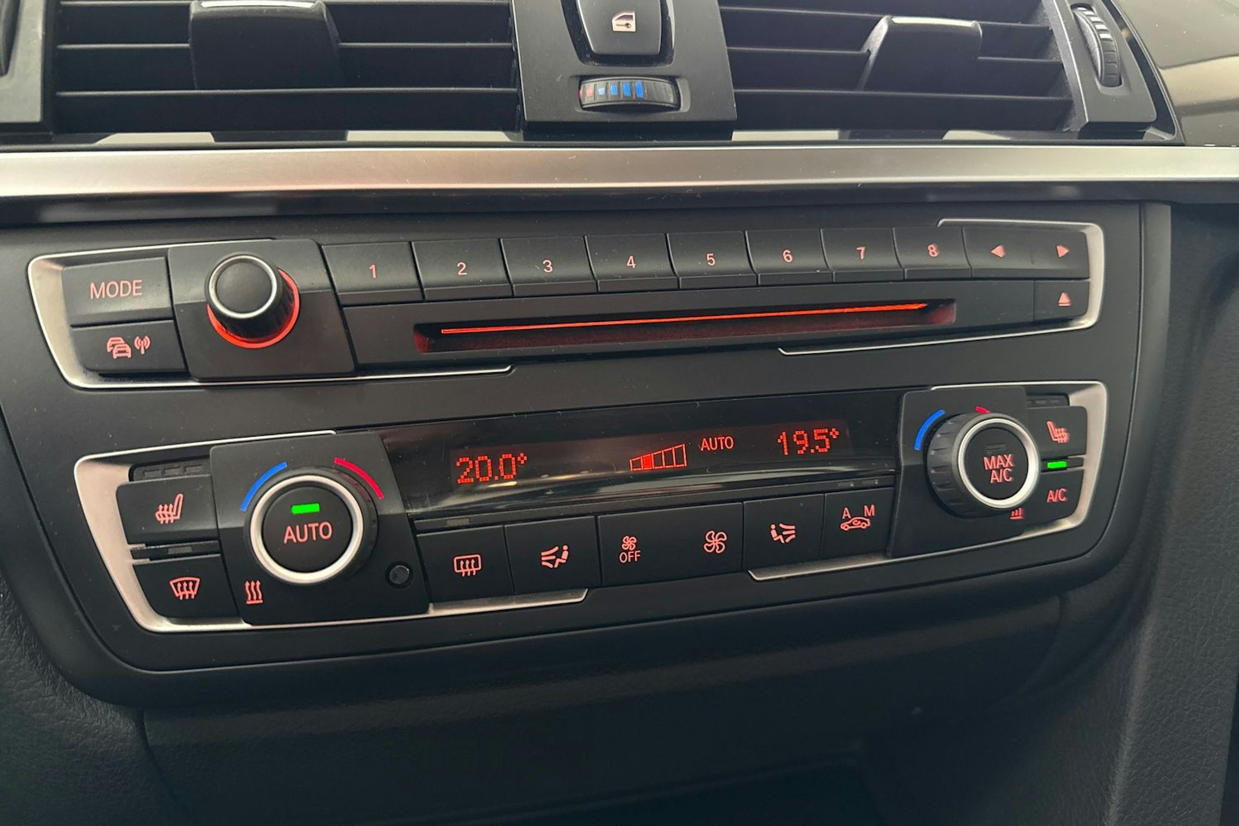 Valkoinen BMW 318 2013 kuva 23.
