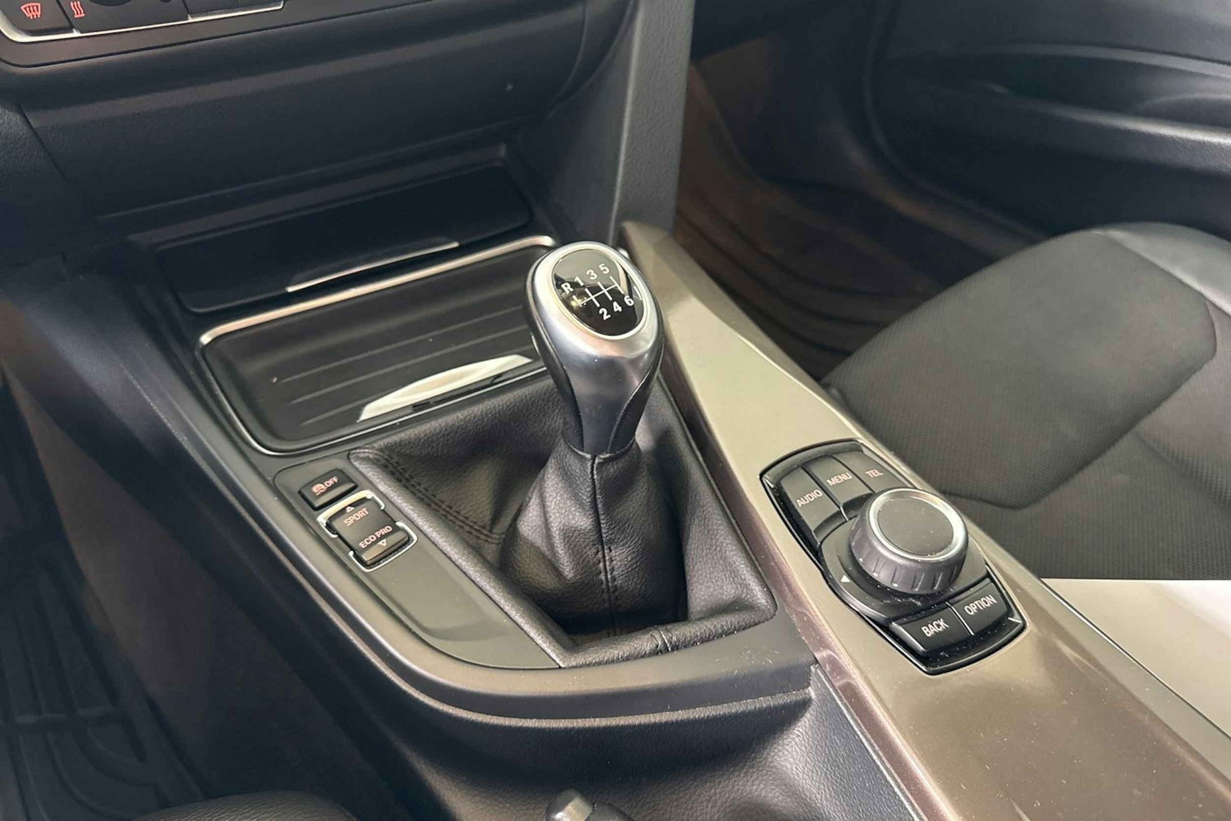 Valkoinen BMW 318 2013 kuva 24.