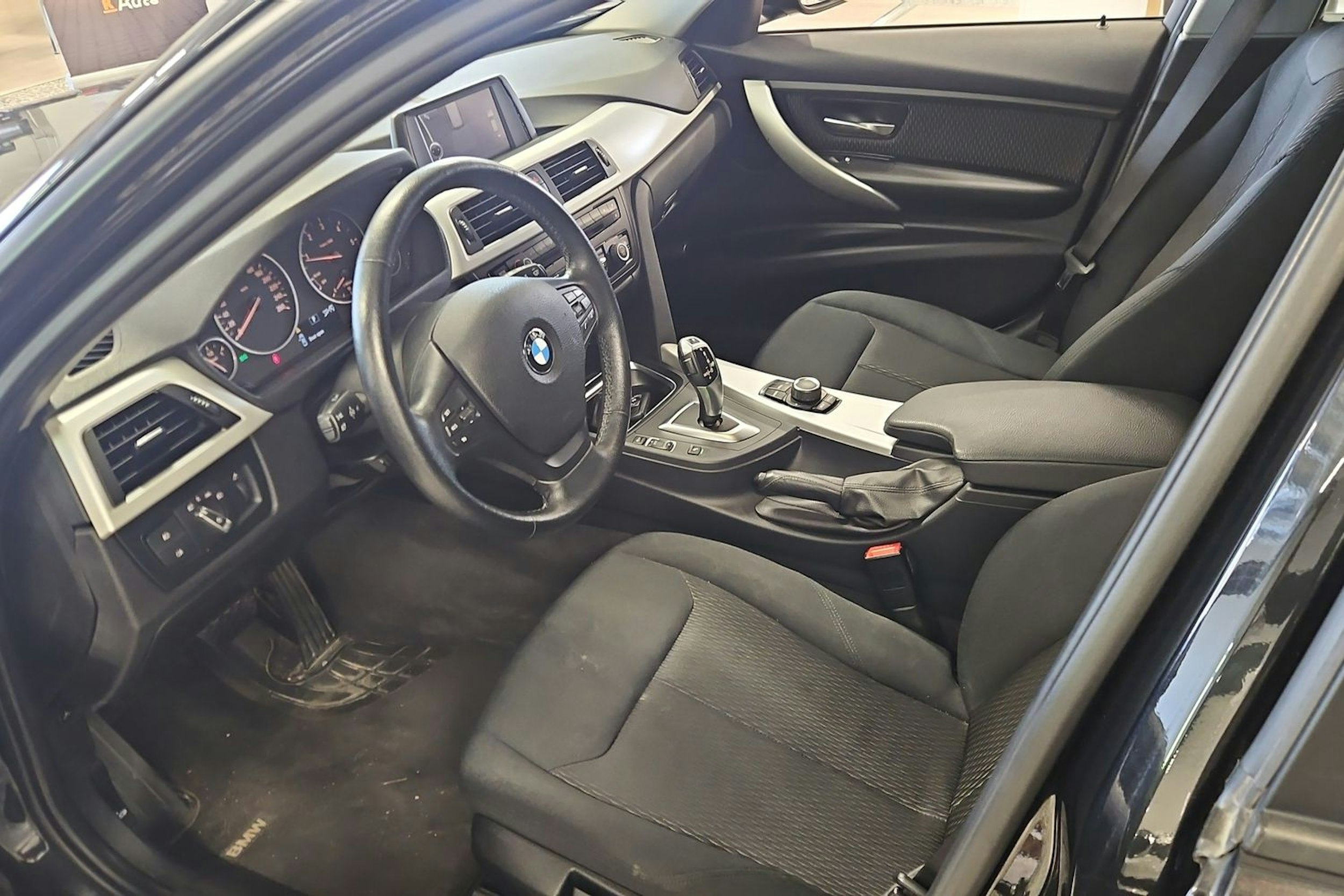 Musta BMW 318 2013 kuva 3.