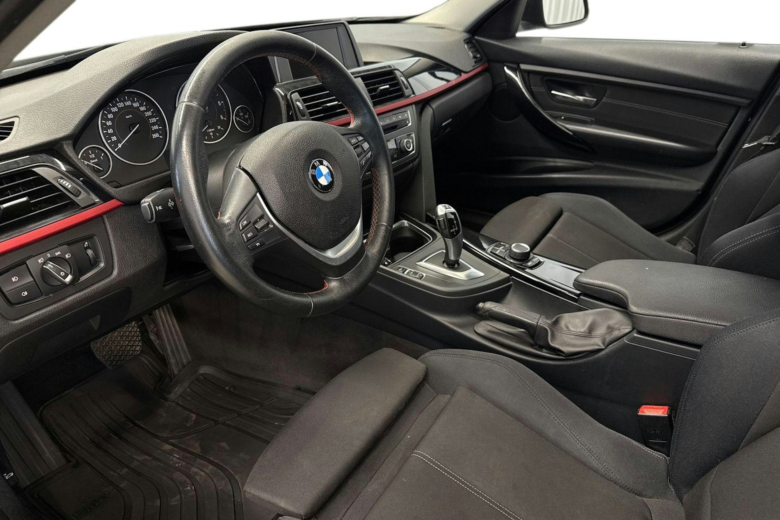 musta BMW 318 2014 kuva 7.