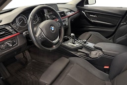 musta BMW 318 2014 kuva 7.