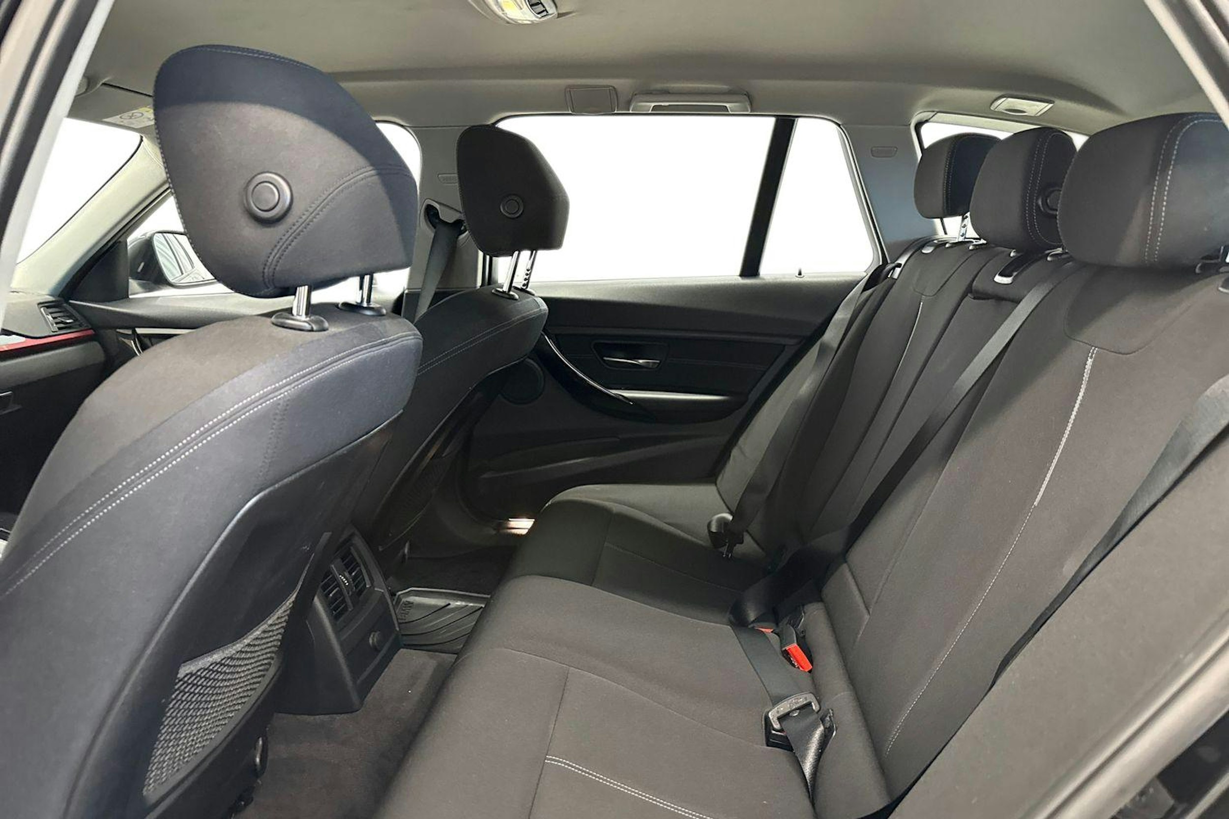 musta BMW 318 2014 kuva 10.