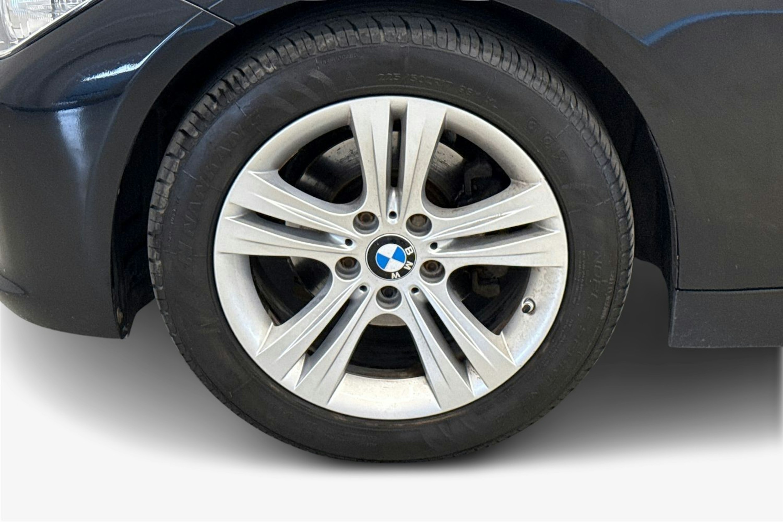 musta BMW 318 2014 kuva 11.
