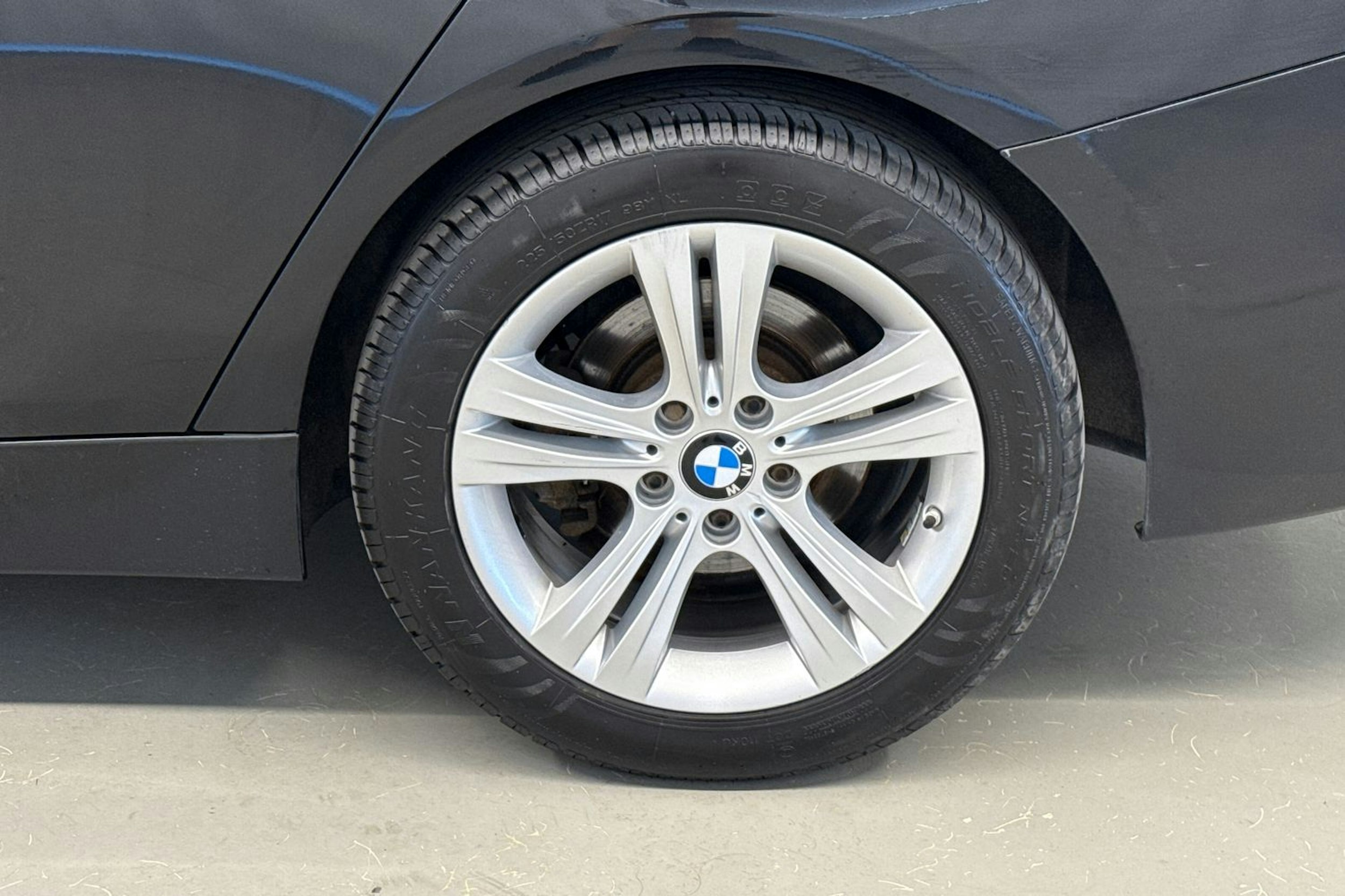 musta BMW 318 2014 kuva 13.