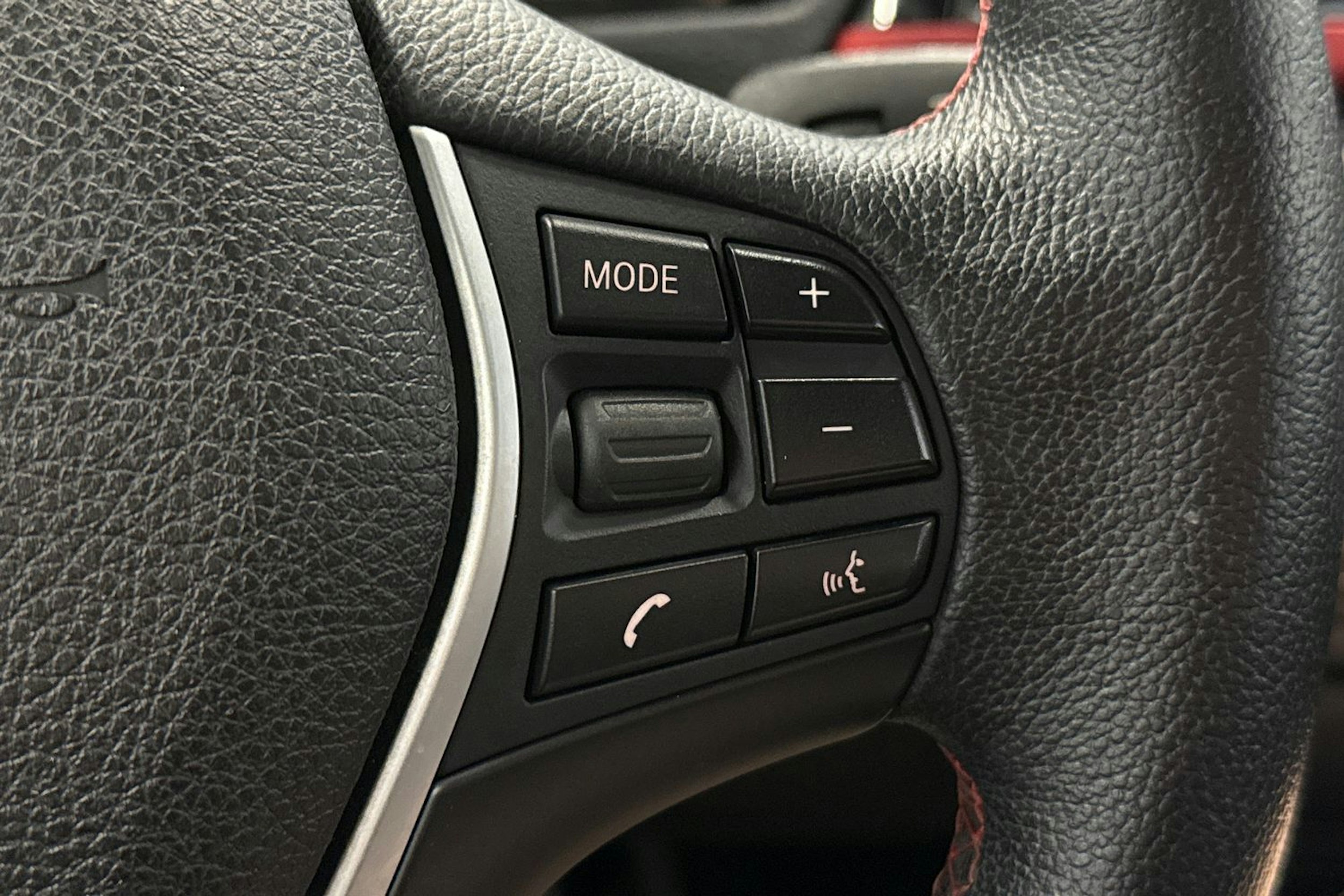 musta BMW 318 2014 kuva 14.