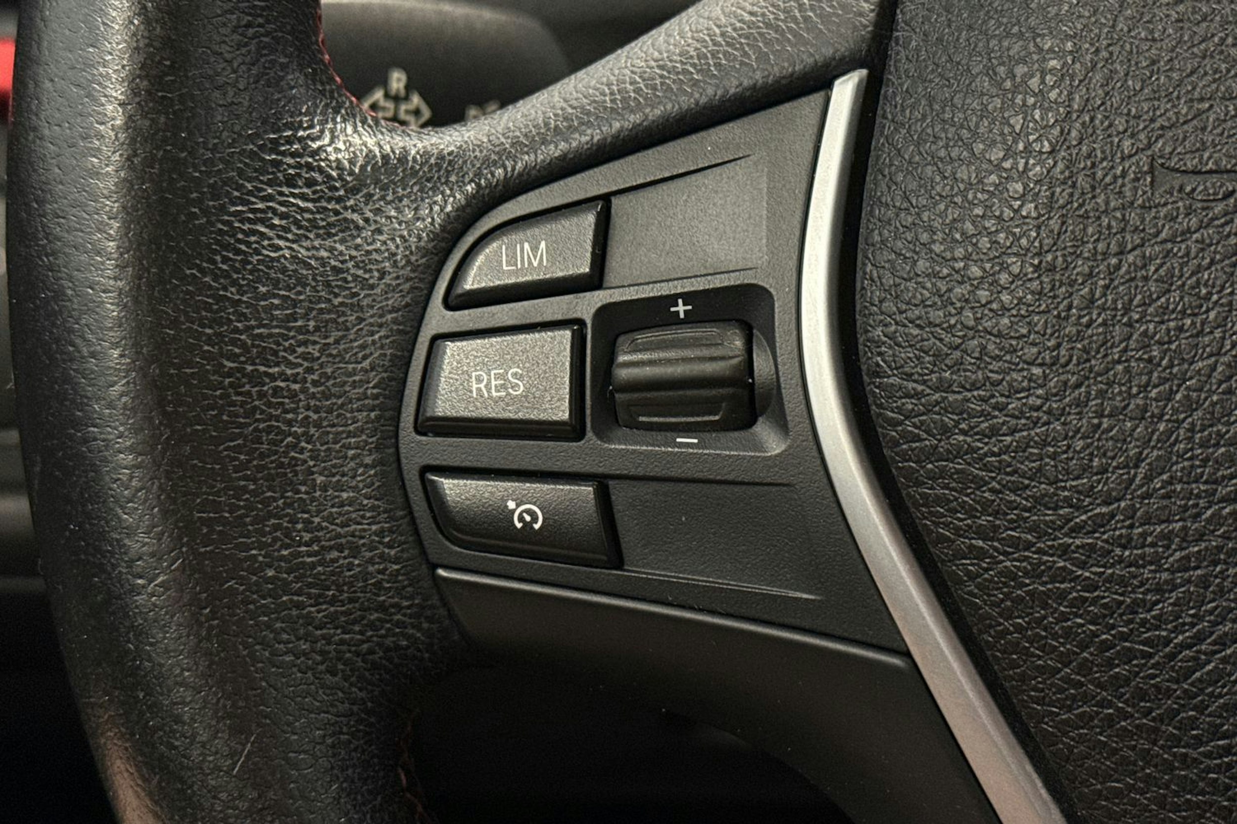 musta BMW 318 2014 kuva 15.
