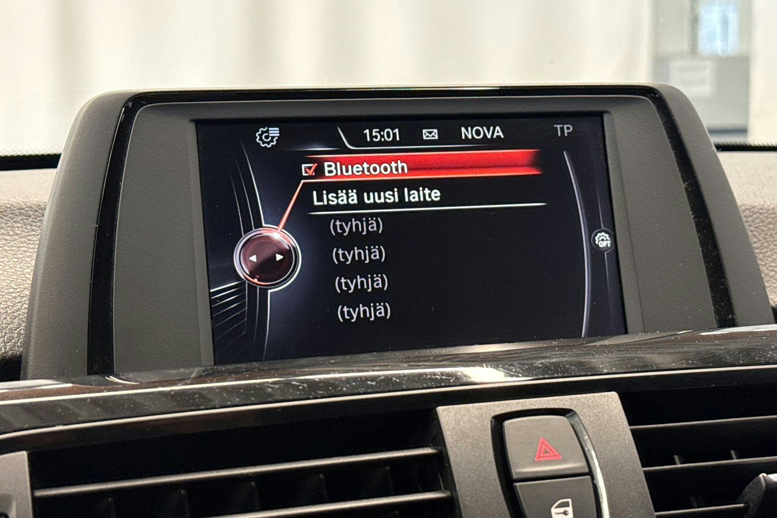 musta BMW 318 2014 kuva 16.