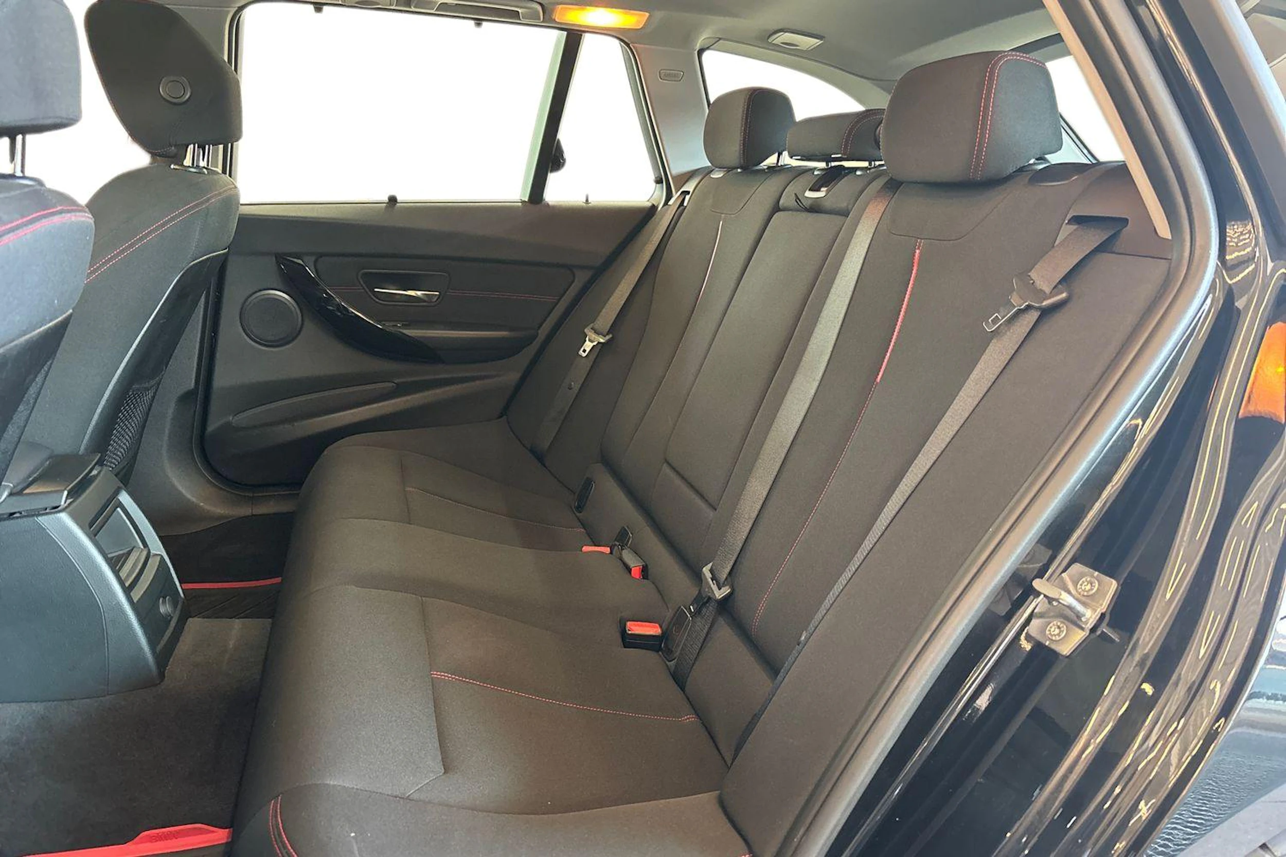 musta BMW 318 2014 kuva 8.