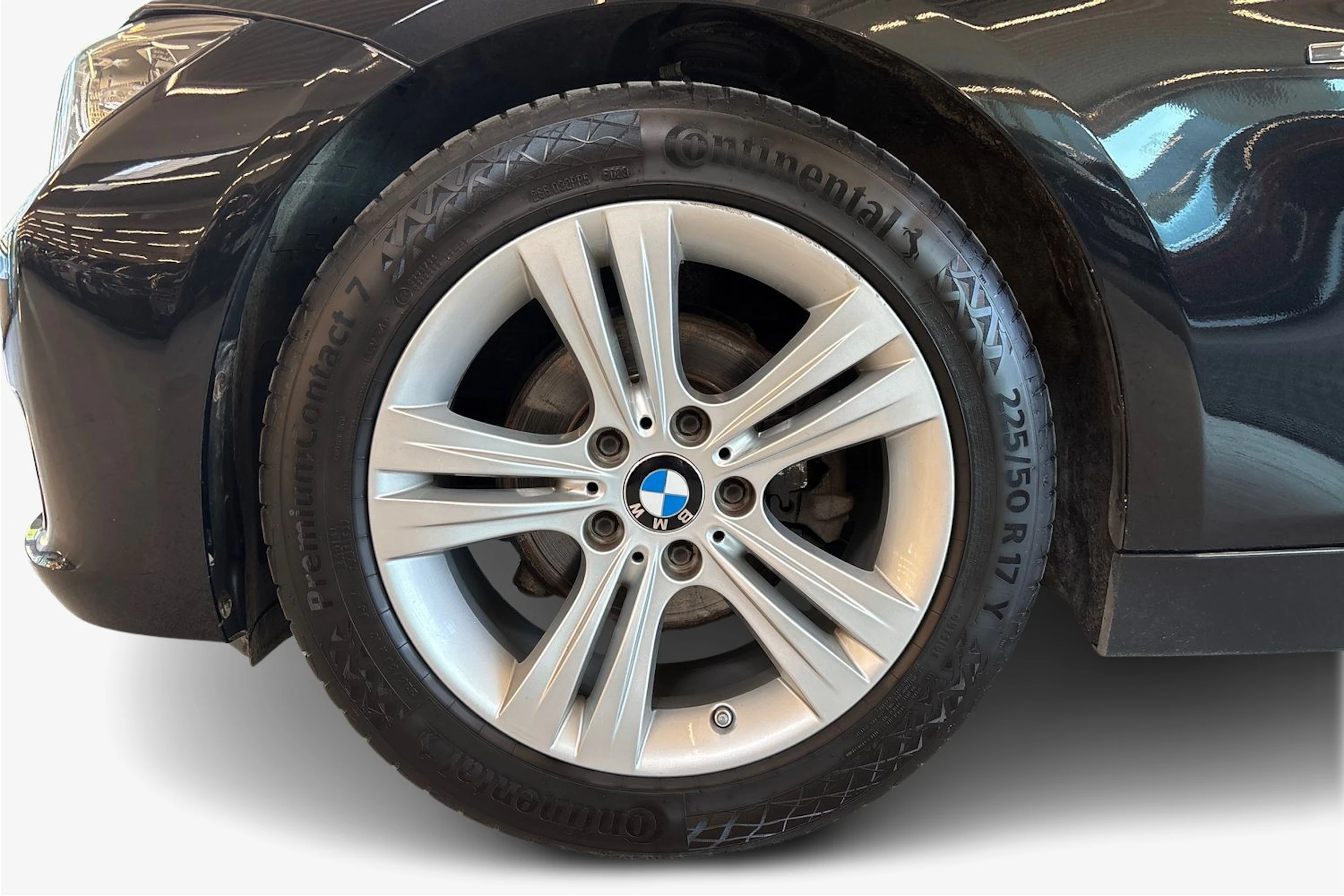 musta BMW 318 2014 kuva 9.