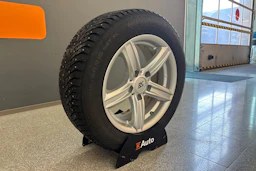 musta BMW 318 2014 kuva 10.