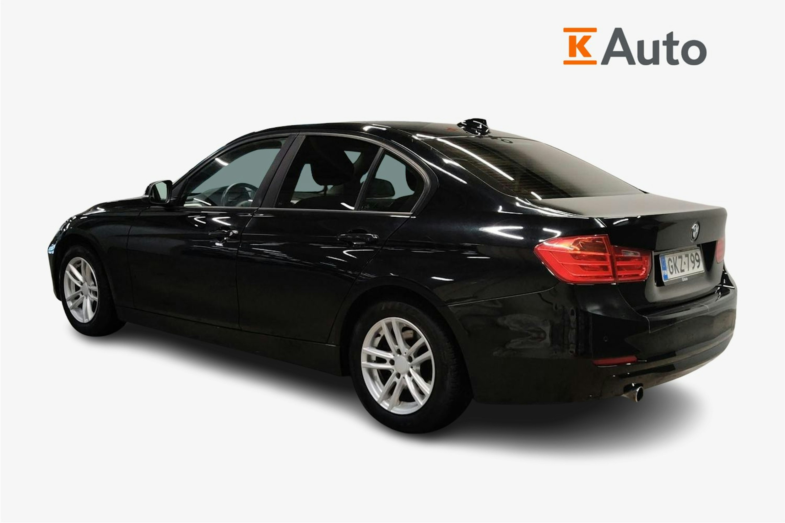 musta BMW 318 2014 kuva 2.