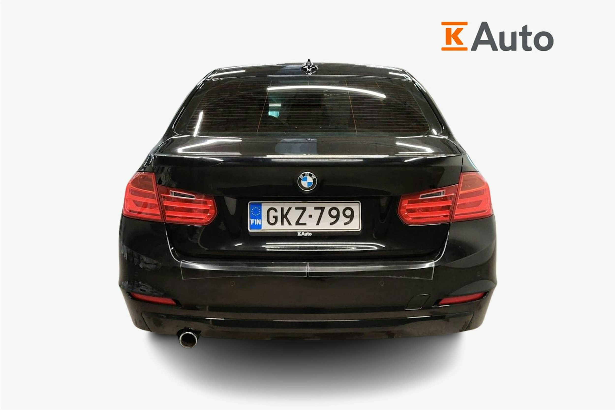 musta BMW 318 2014 kuva 3.