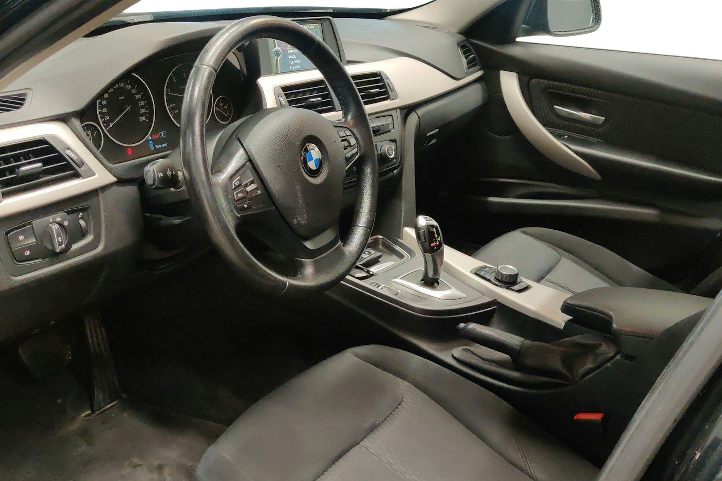 musta BMW 318 2014 kuva 7.
