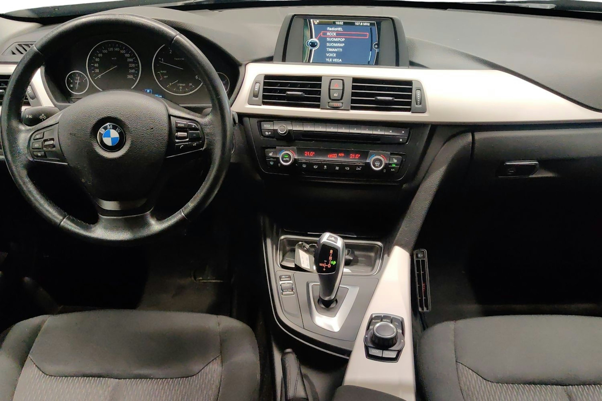 musta BMW 318 2014 kuva 9.