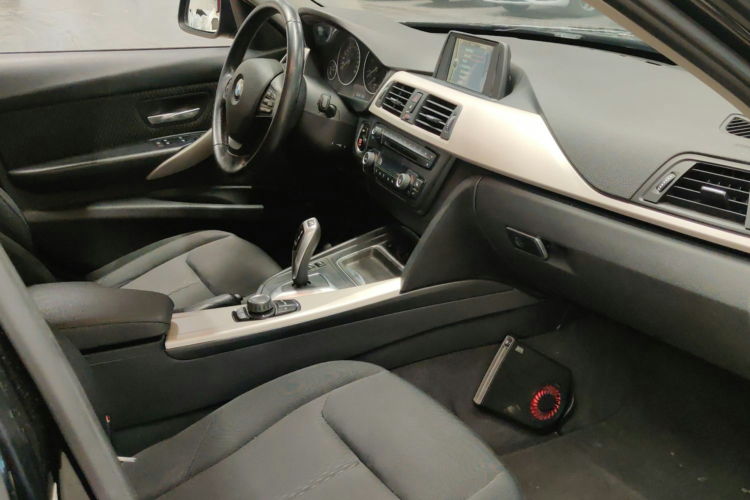 musta BMW 318 2014 kuva 24.