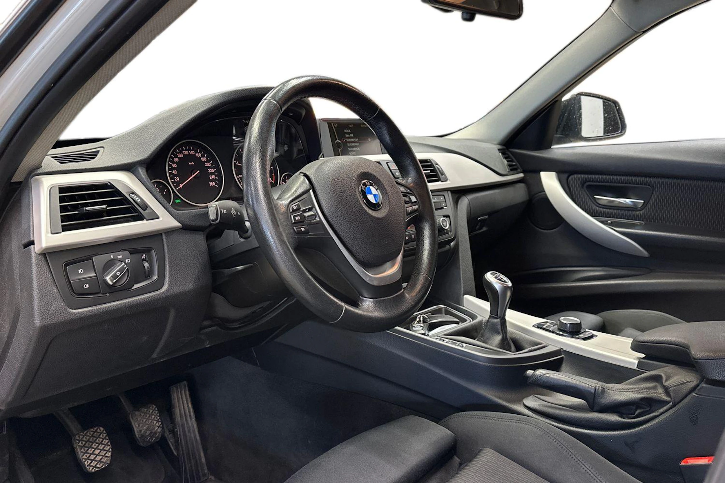 valkoinen BMW 318 2014 kuva 6.