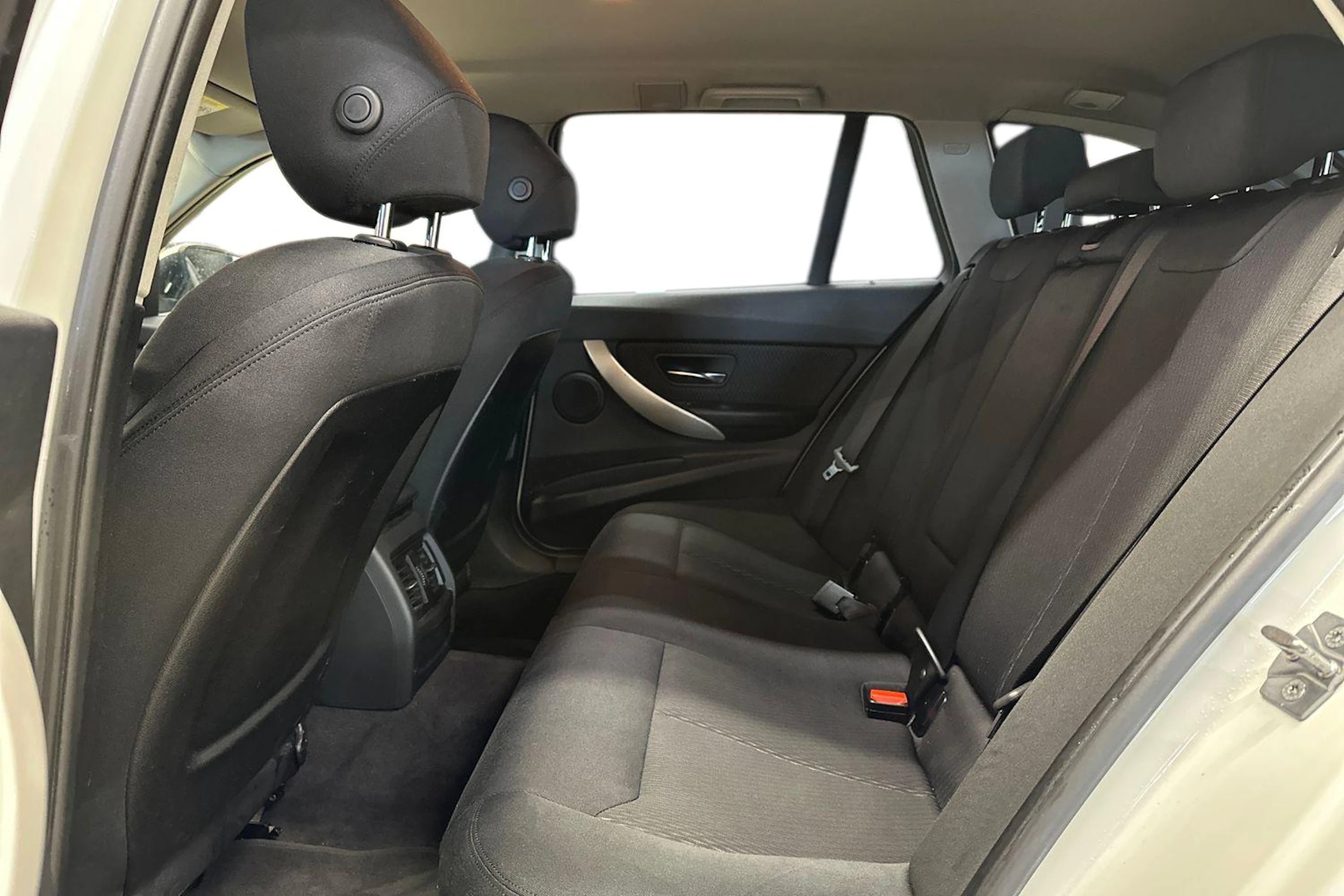 valkoinen BMW 318 2014 kuva 8.