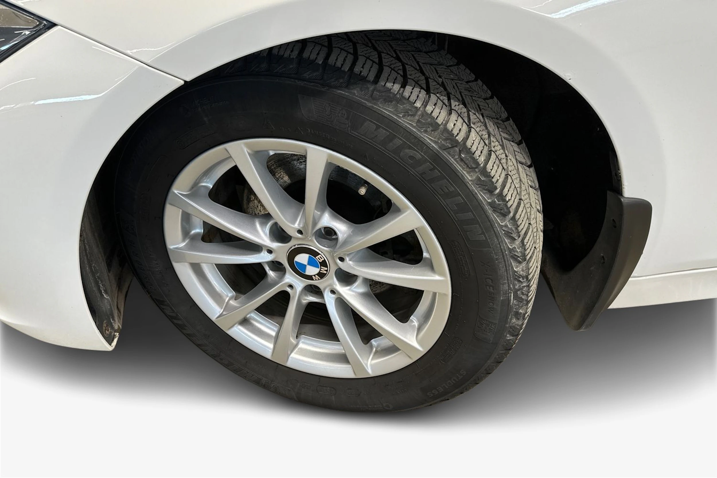 valkoinen BMW 318 2014 kuva 9.