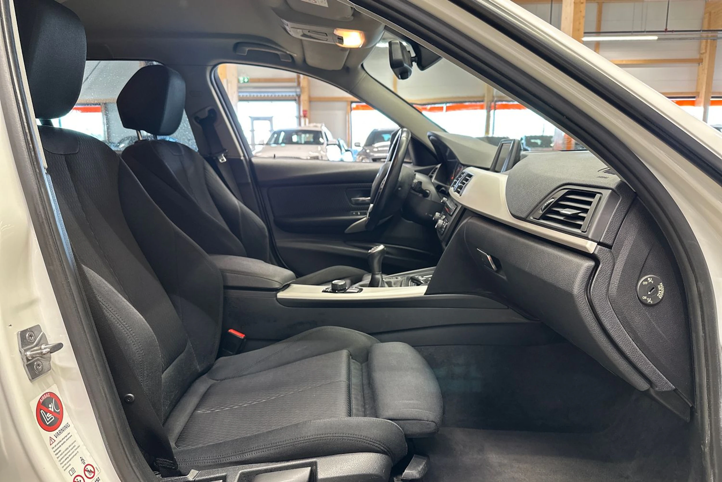 valkoinen BMW 318 2014 kuva 11.