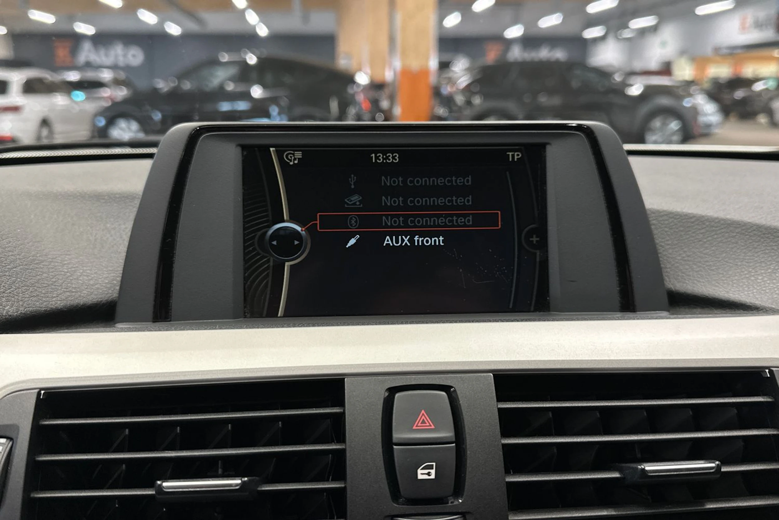 valkoinen BMW 318 2014 kuva 13.